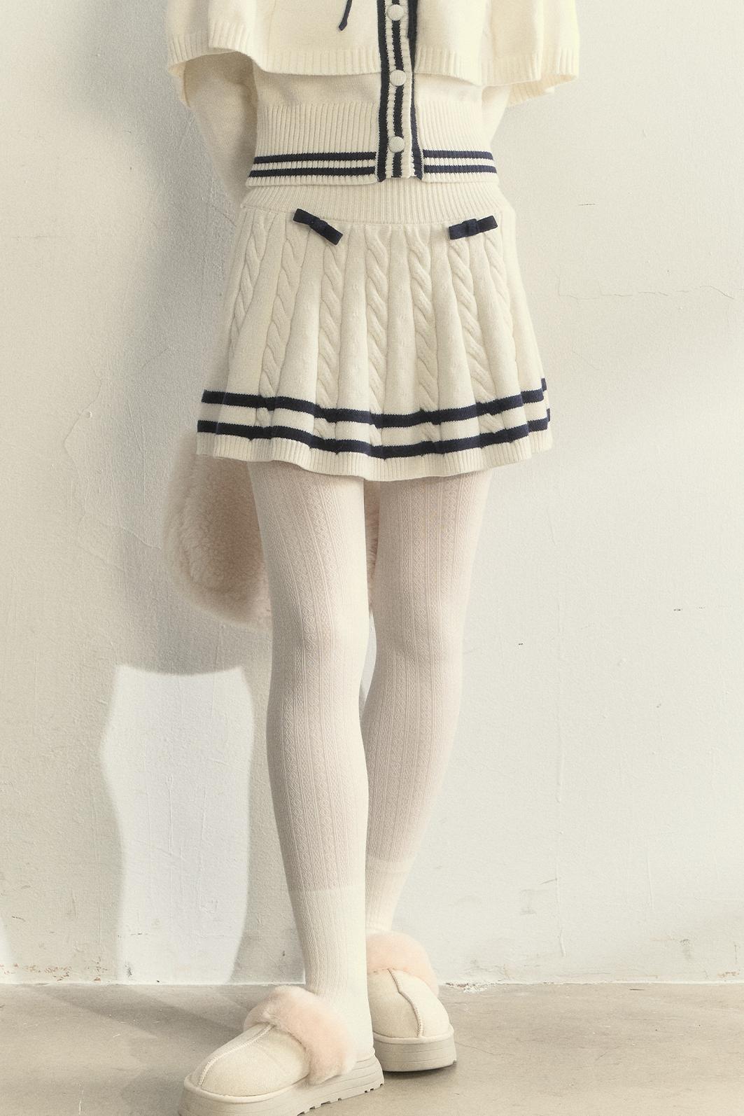 Conjunto de suéter capa y falda de punto trenzado azul marino vintage