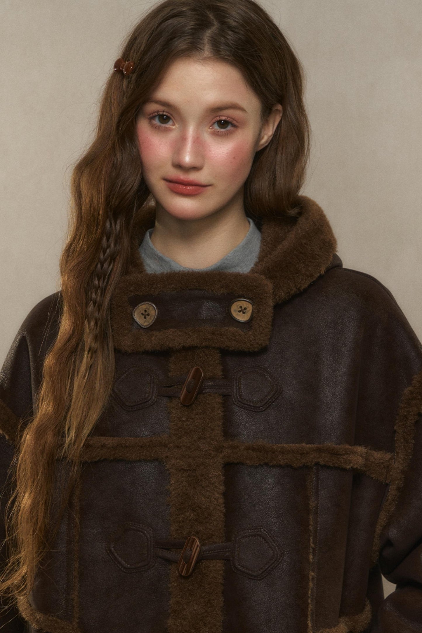갈색 후드 양모 재킷, 뿔 버튼이 달린