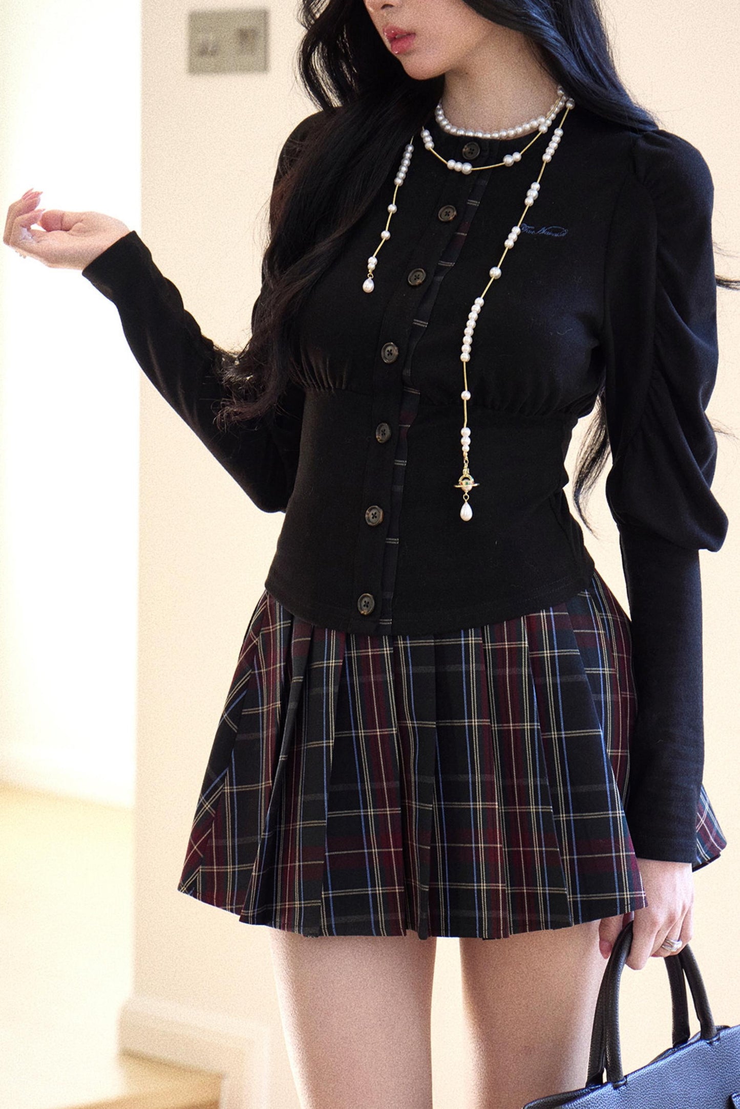 Chemise noire à manches bouffantes avec ceinture