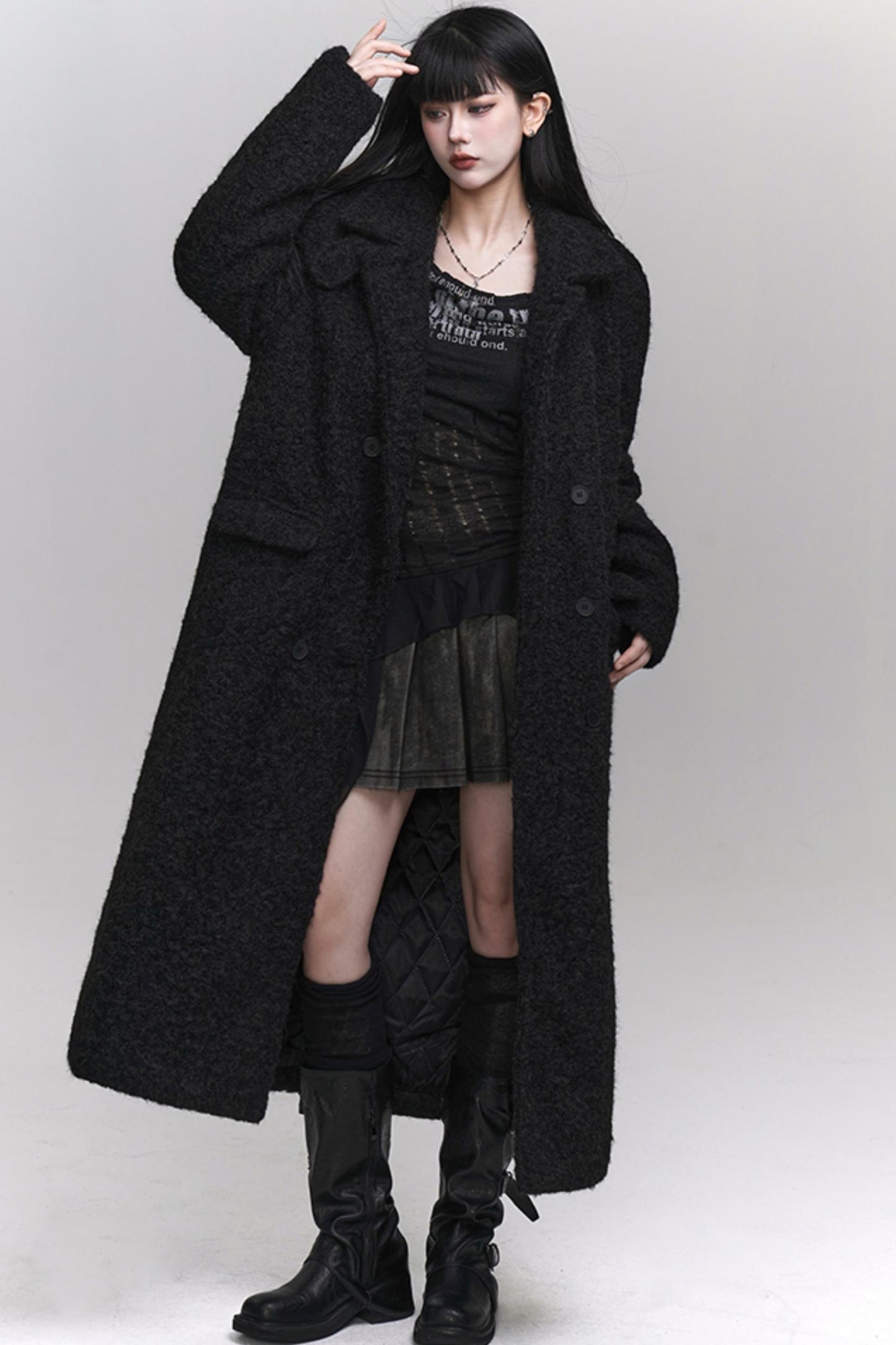 Lange schwarze Lammwoll-Winterjacke