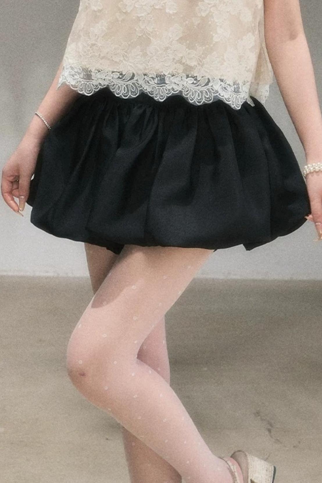 Completo blusa in pizzo con colletto da bambola e gonna floreale