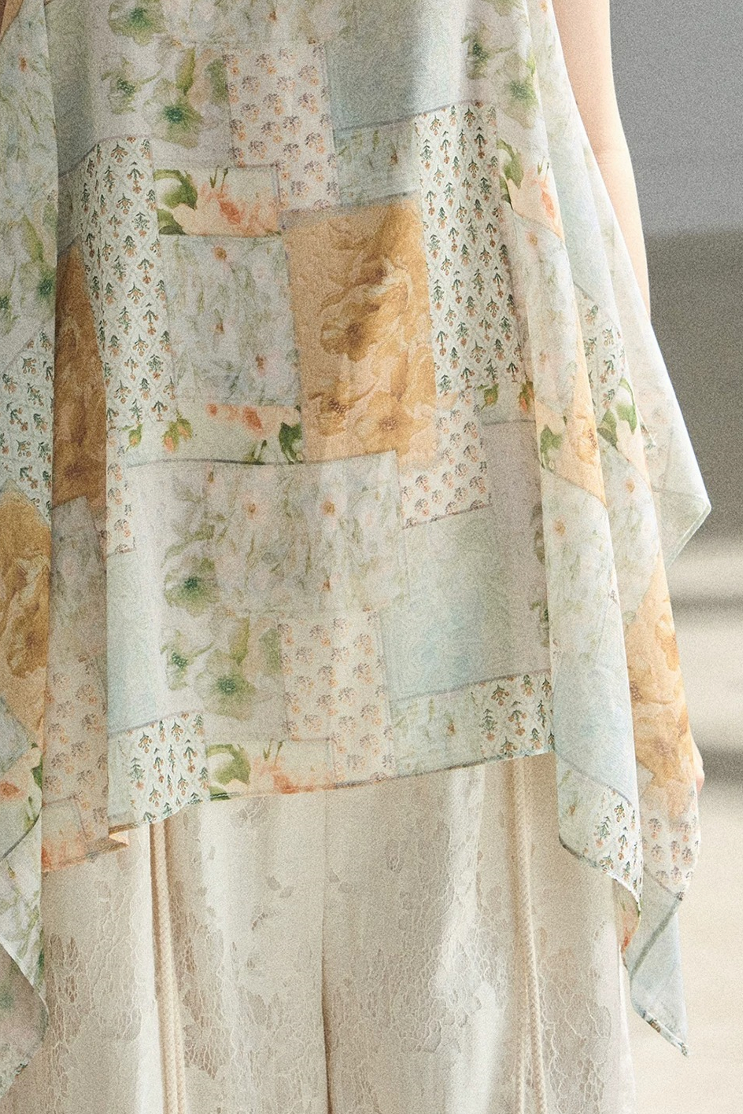 Haut en mousseline murmure de fleurs