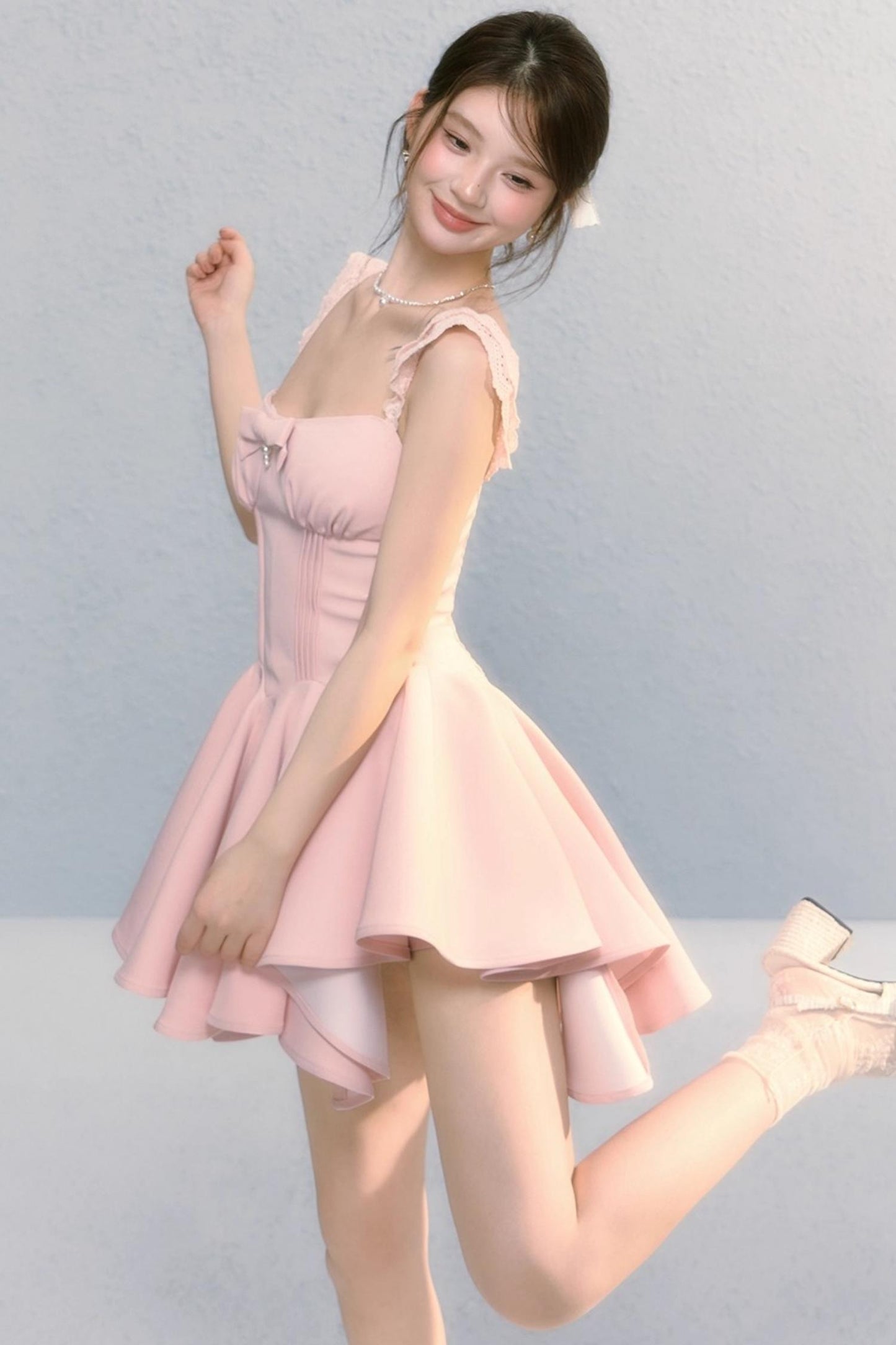 Vestido evasé con lazo dorado