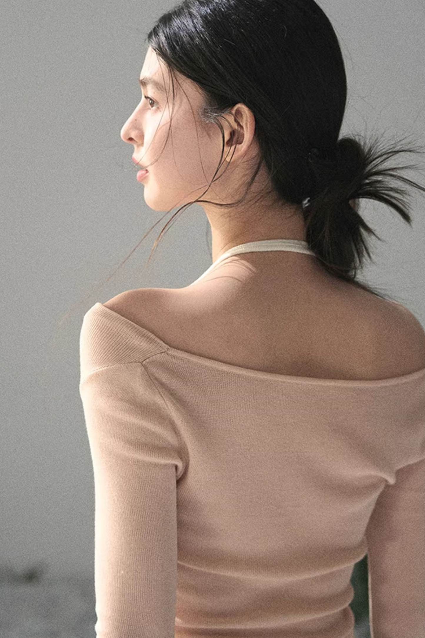 프로스티 숄더 홀터 탑