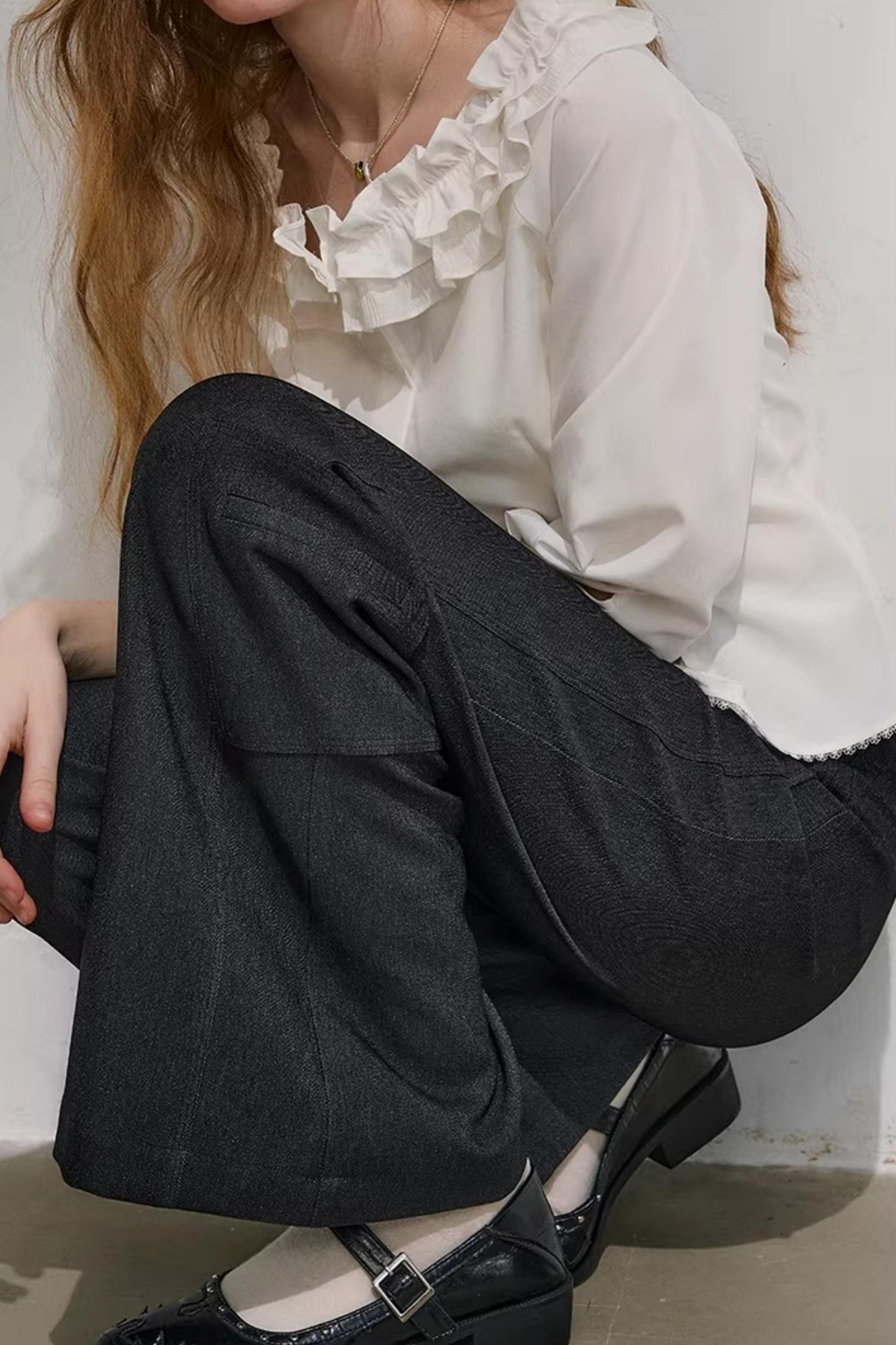 밤색 손으로 말아 올린 플레어 팬츠