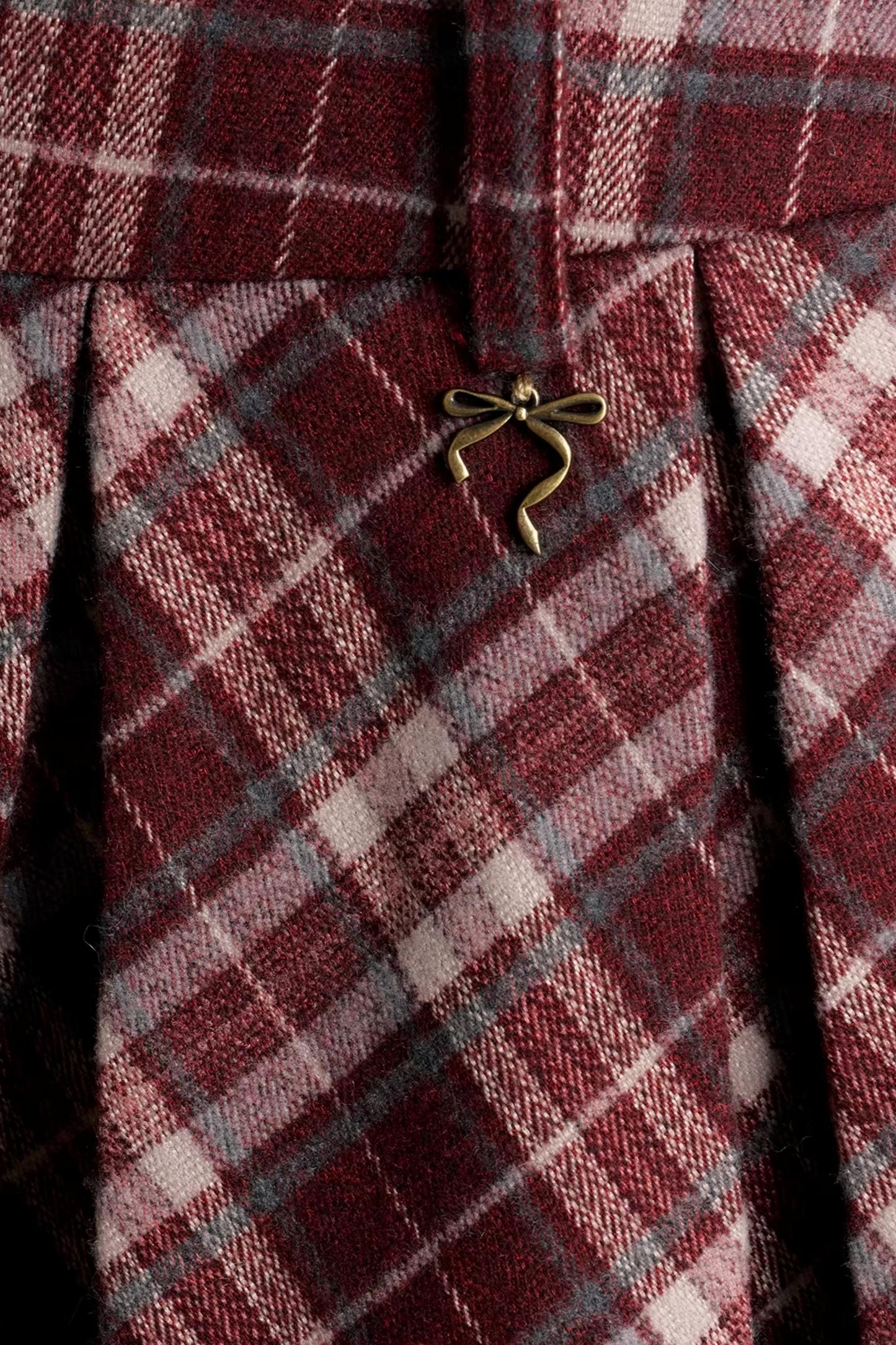 Contrasting Color Bias-Cut Pleated Short Skirt