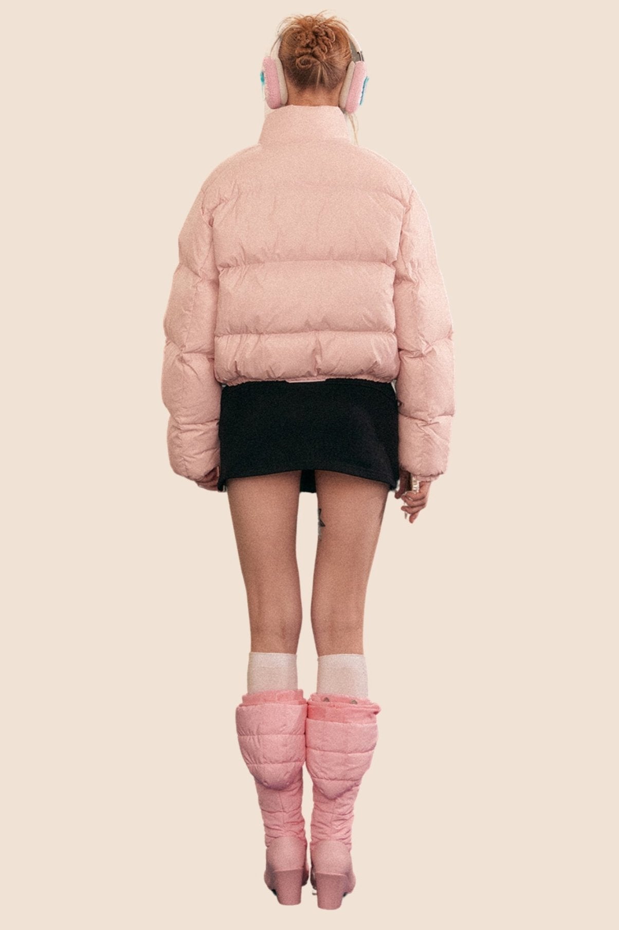 짧고 두꺼운 흰색 오리털 재킷