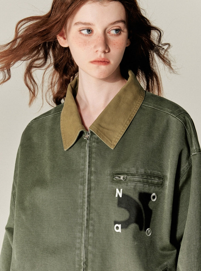 스티칭 세탁화물을 착용 한 옷깃 재킷