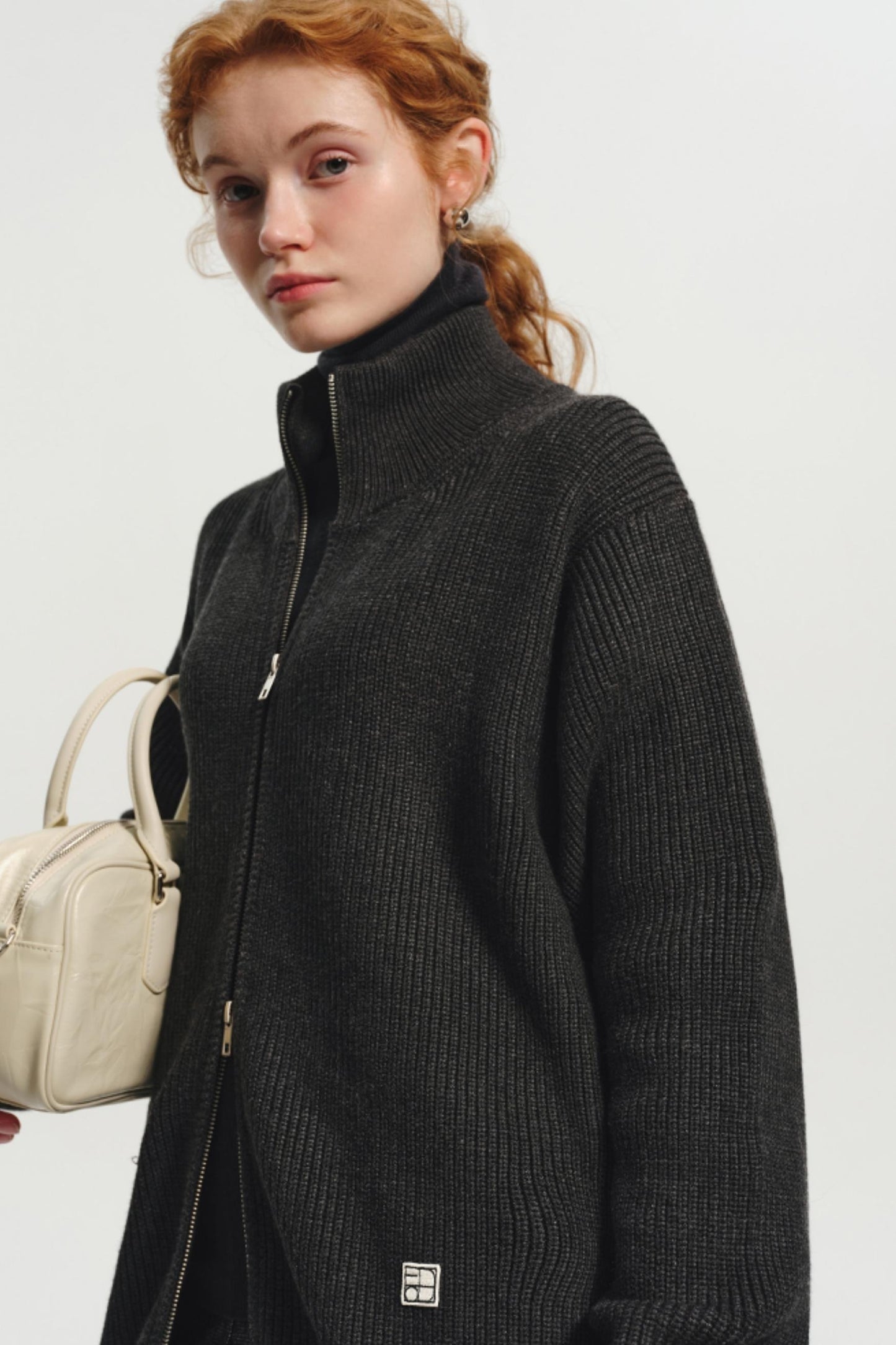 회색과 흰색 대비 니트 재킷