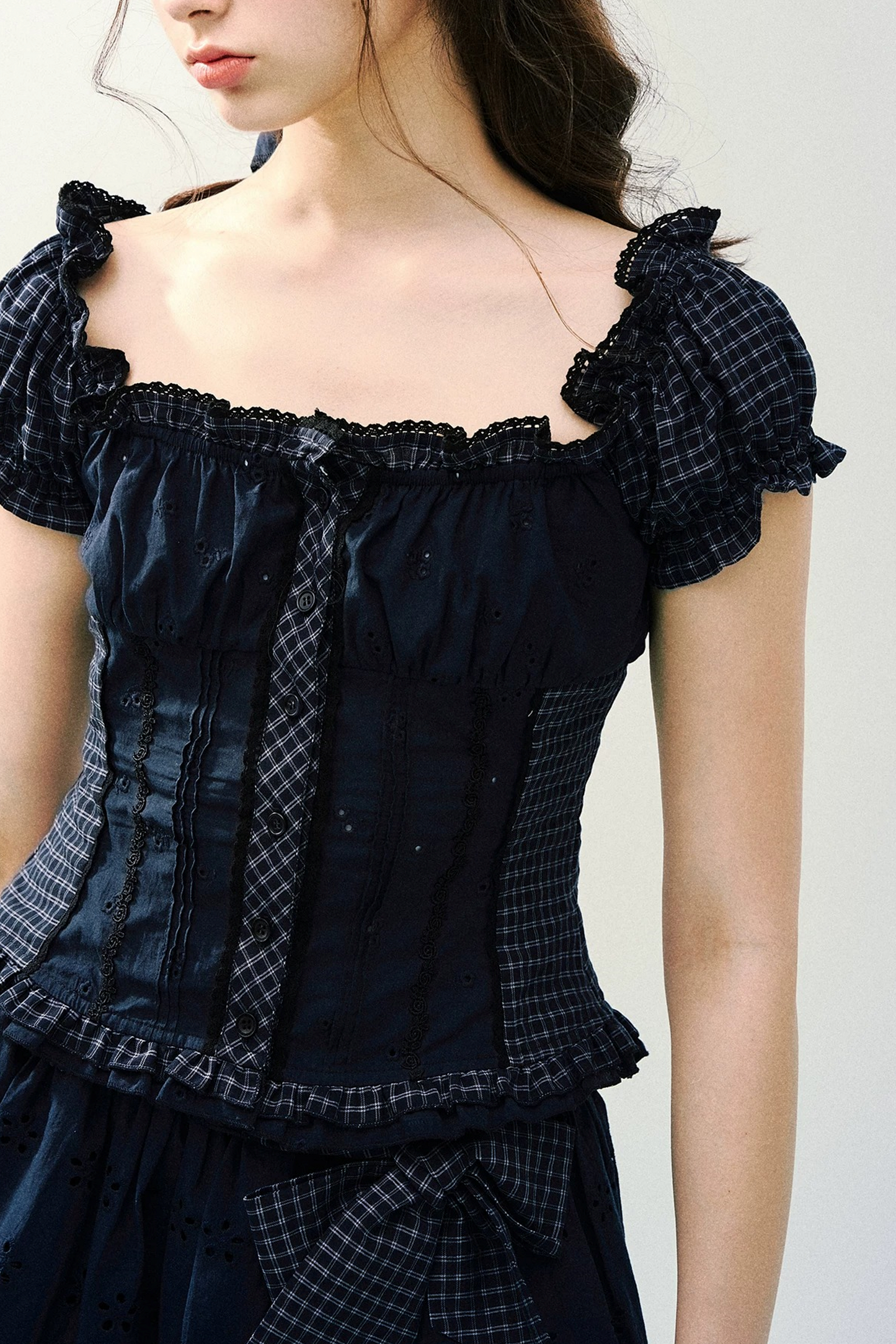 Conjunto de falda de cuadros bordada con lazo
