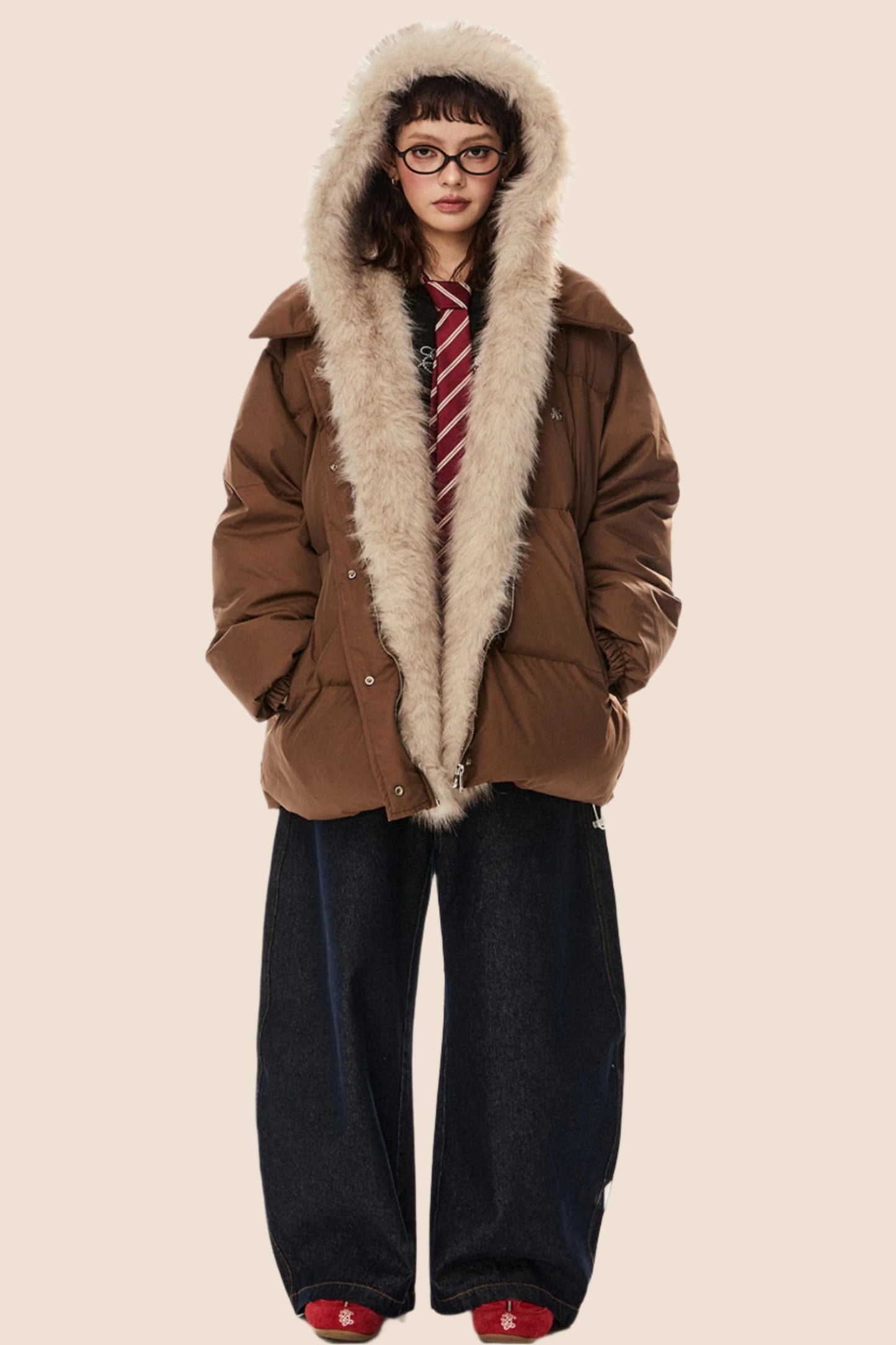 후드가 달린 두꺼운 흰색 오리털 재킷