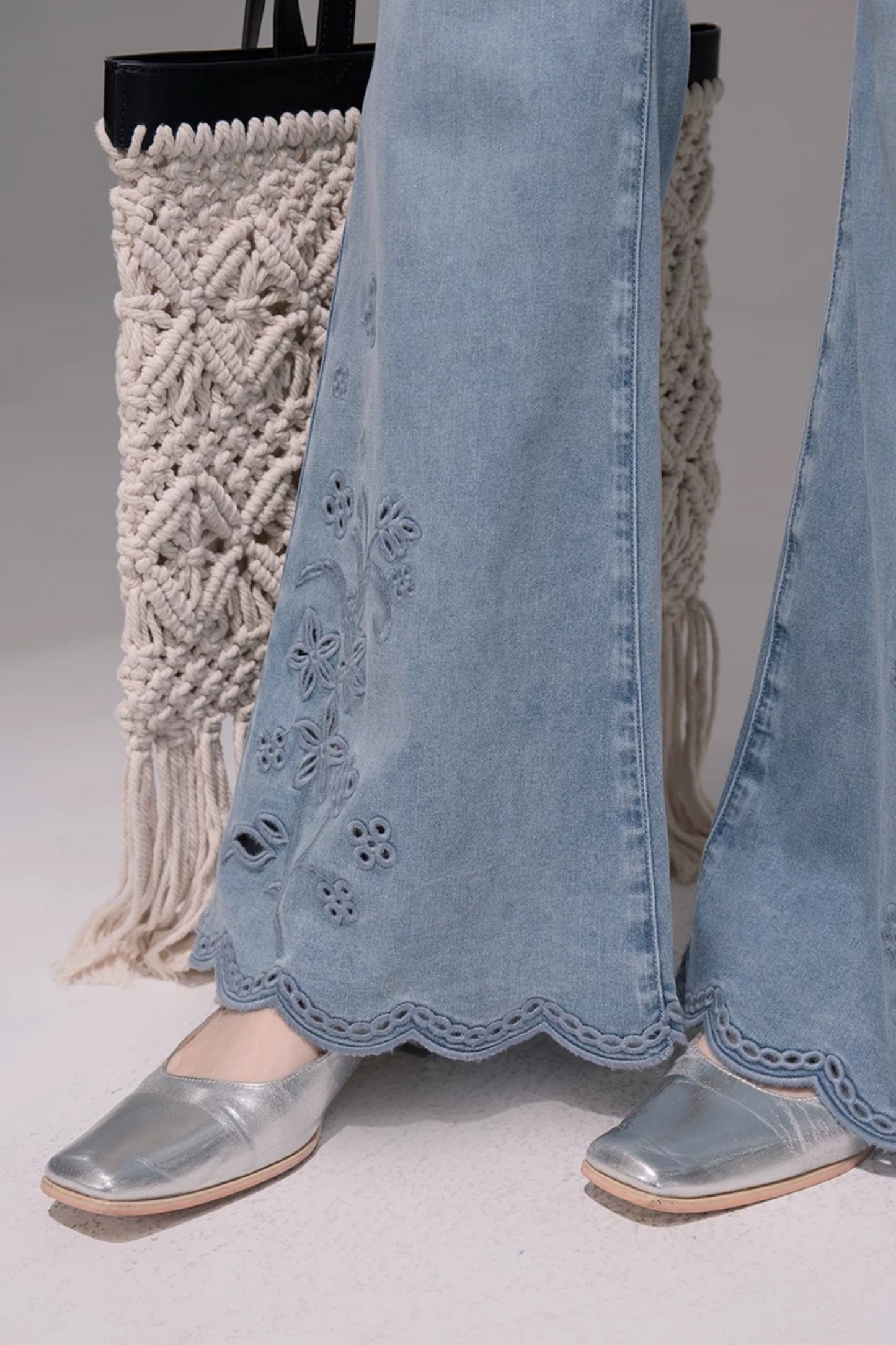 Pantaloni in denim lavato con ricamo laser