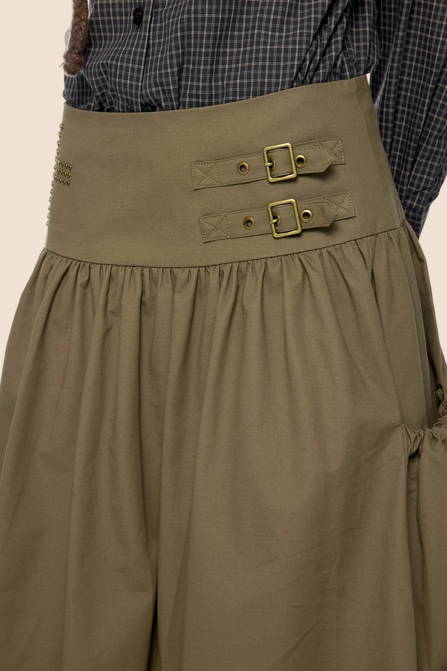 Falda abullonada floral con remaches y pedrería