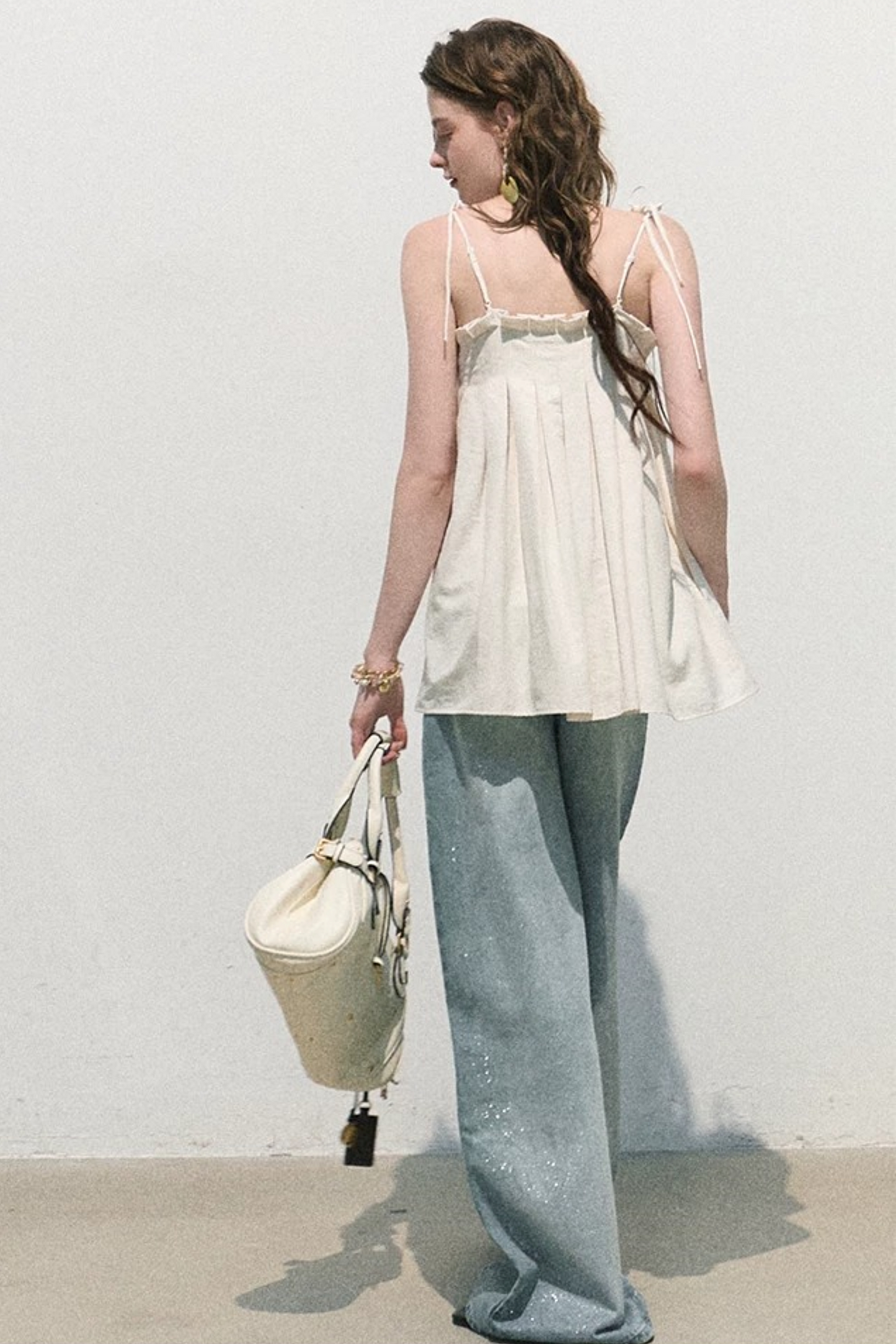 Top a spalline in lino con laccetti
