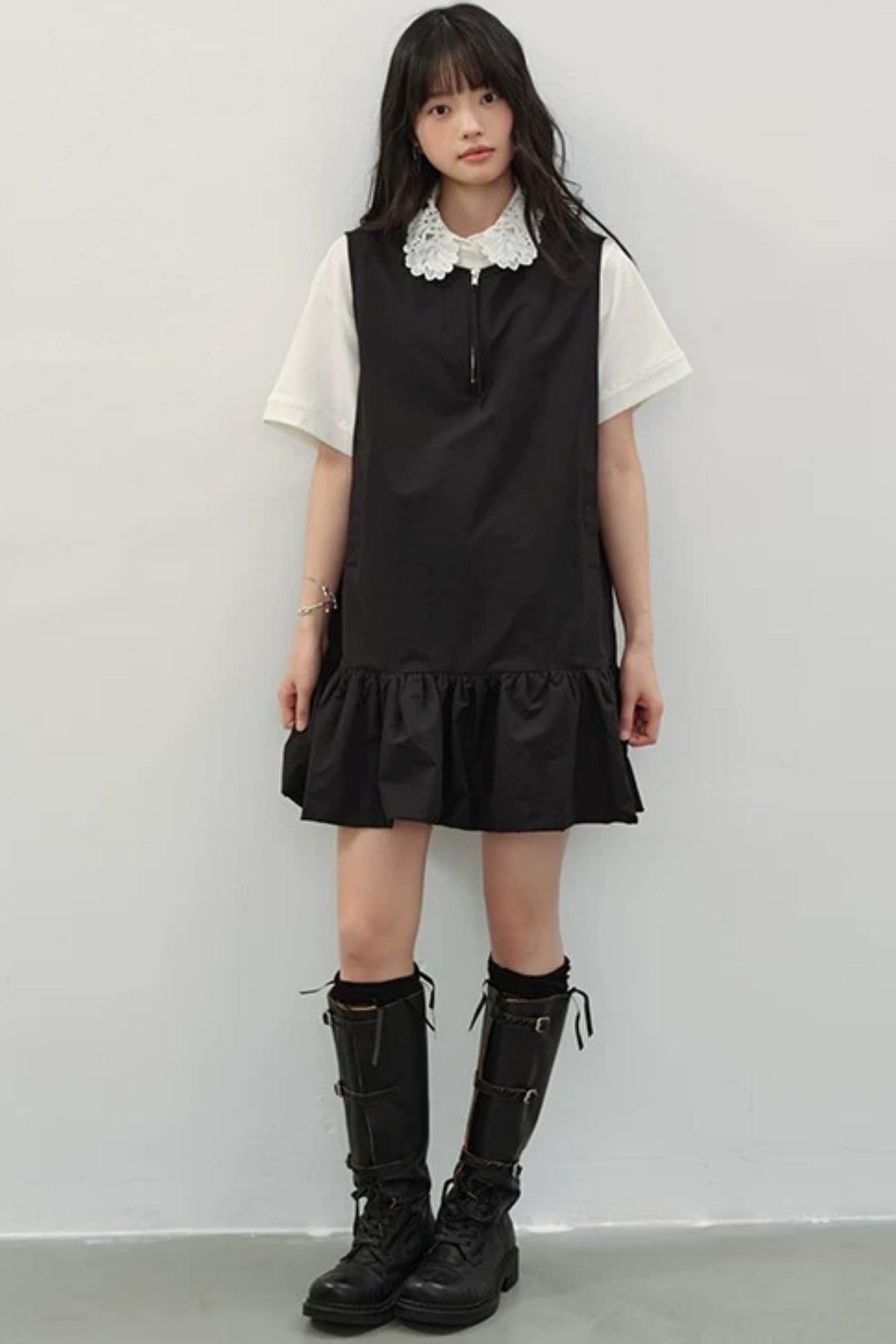 Vestido negro con cremallera y bajo con volantes
