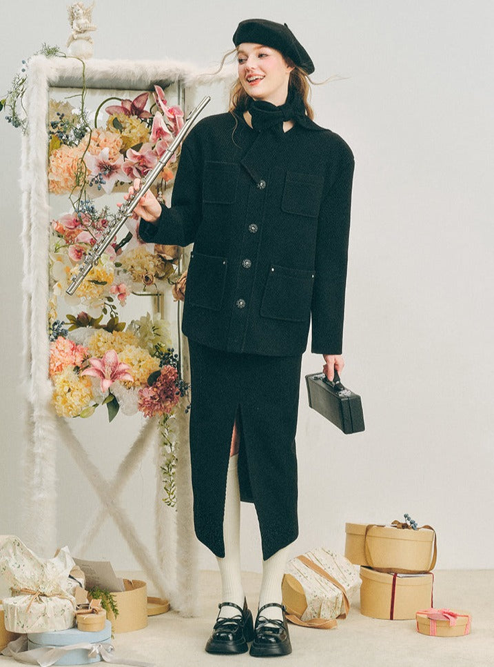 검은 슬릿 스커트 세트와 양모 재킷