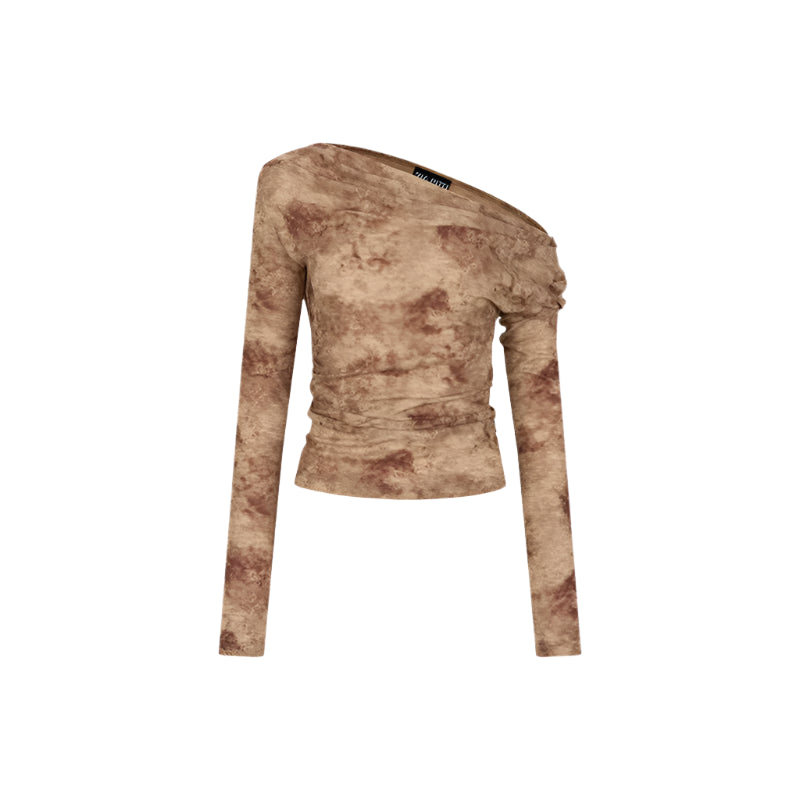 주름진 비스듬한 어깨 탑