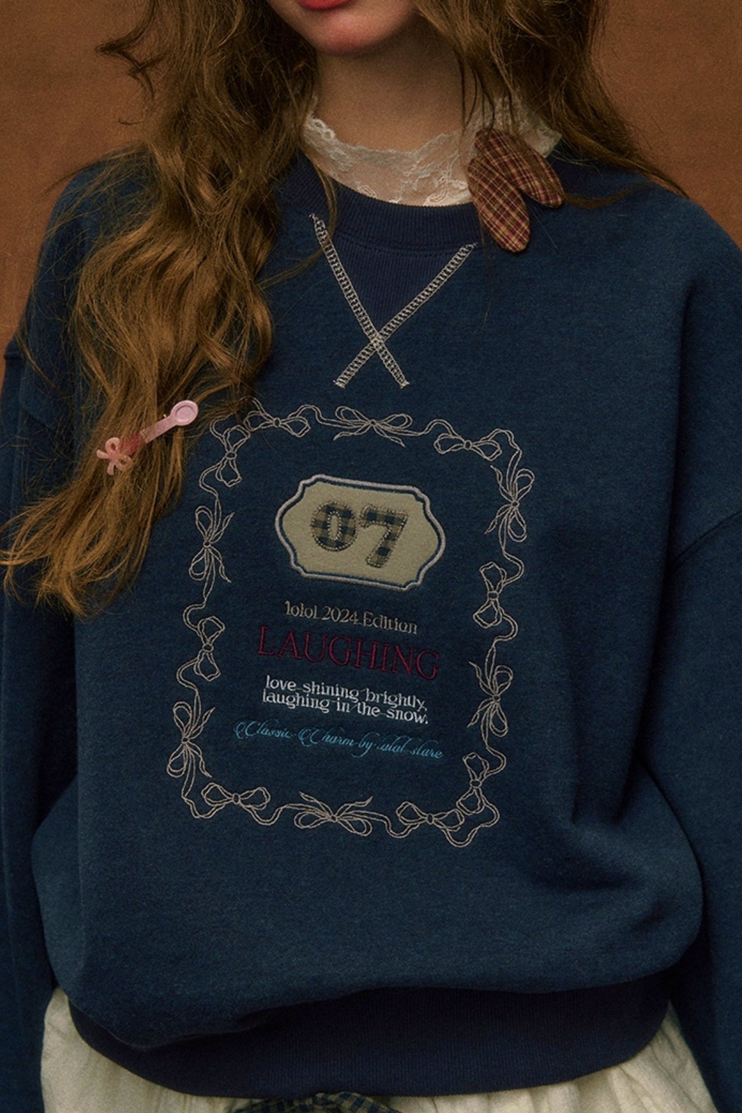 바지 세트와 함께 세탁한 디스트레스 크루 넥 스웨트셔츠