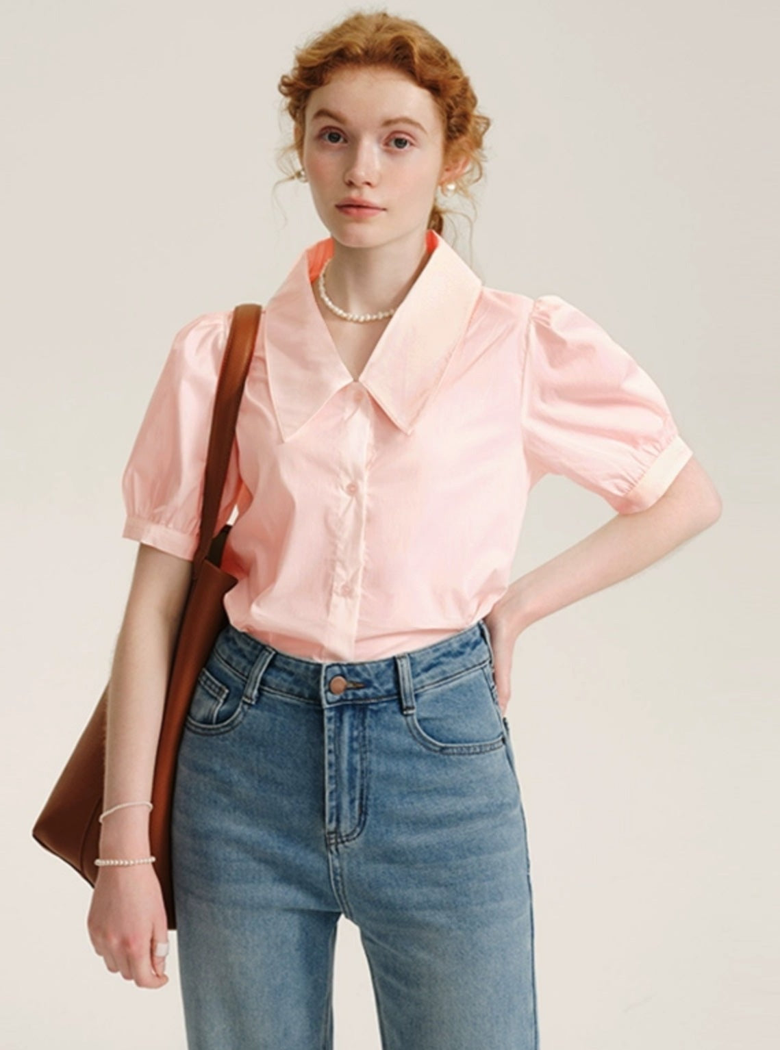 Chemise blanche à col en V avec manches bouffantes françaises