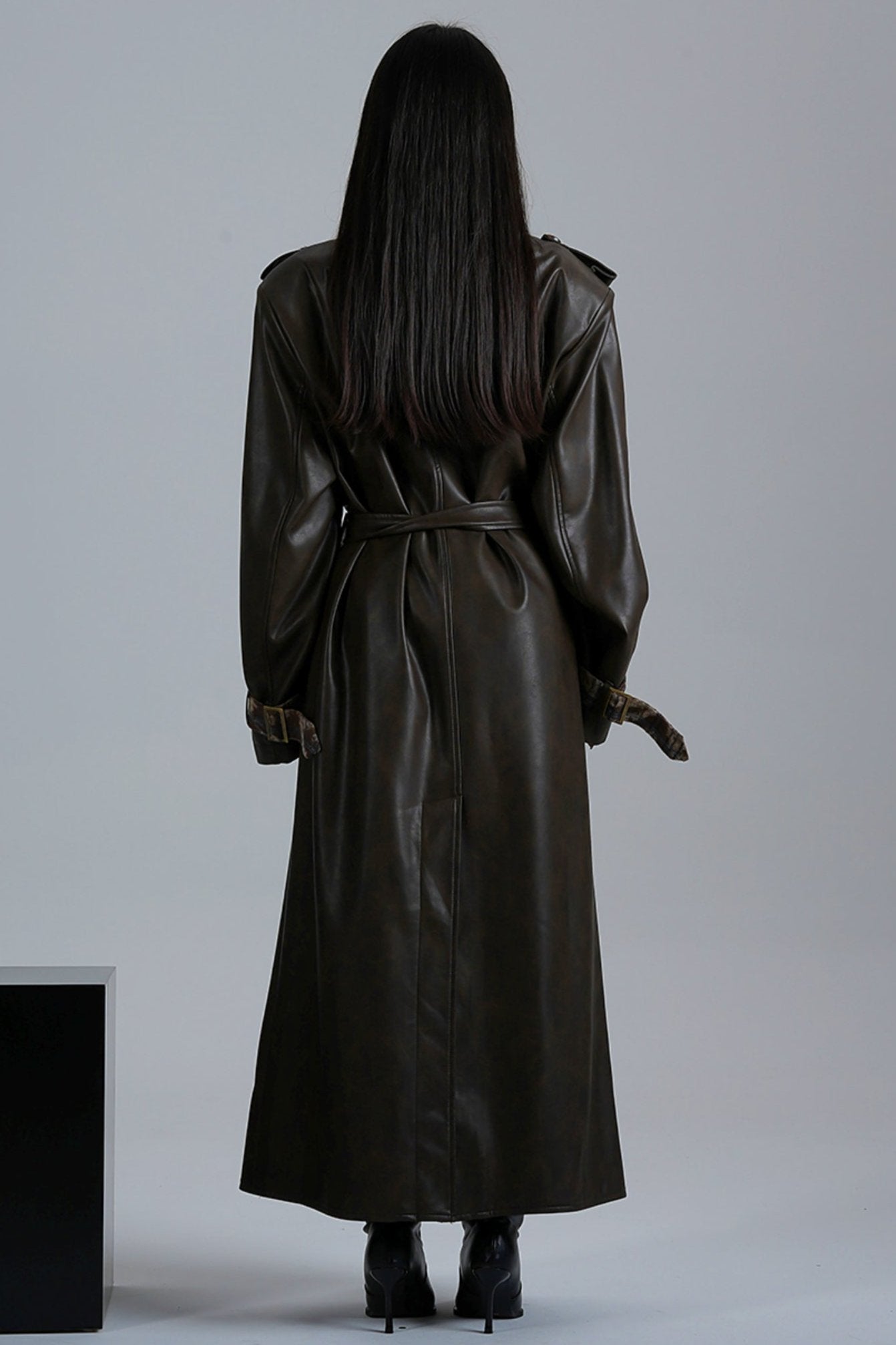 크롭된 카키 트렌치 재킷