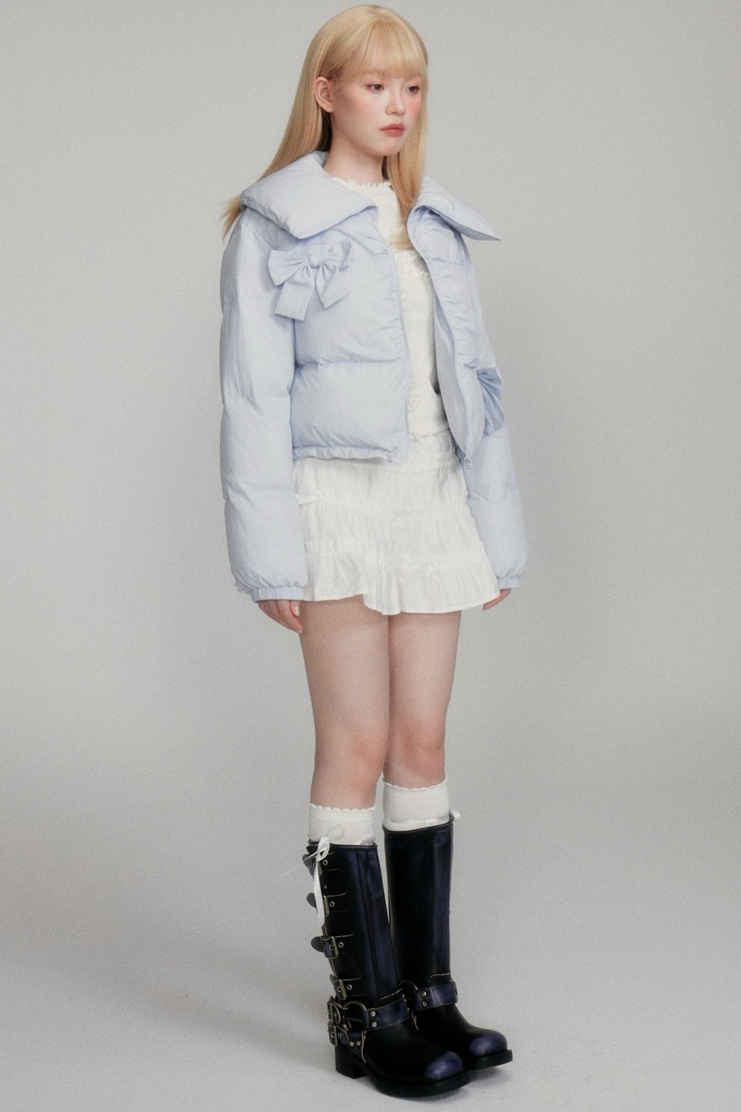 짧은 파란색 다운 재킷