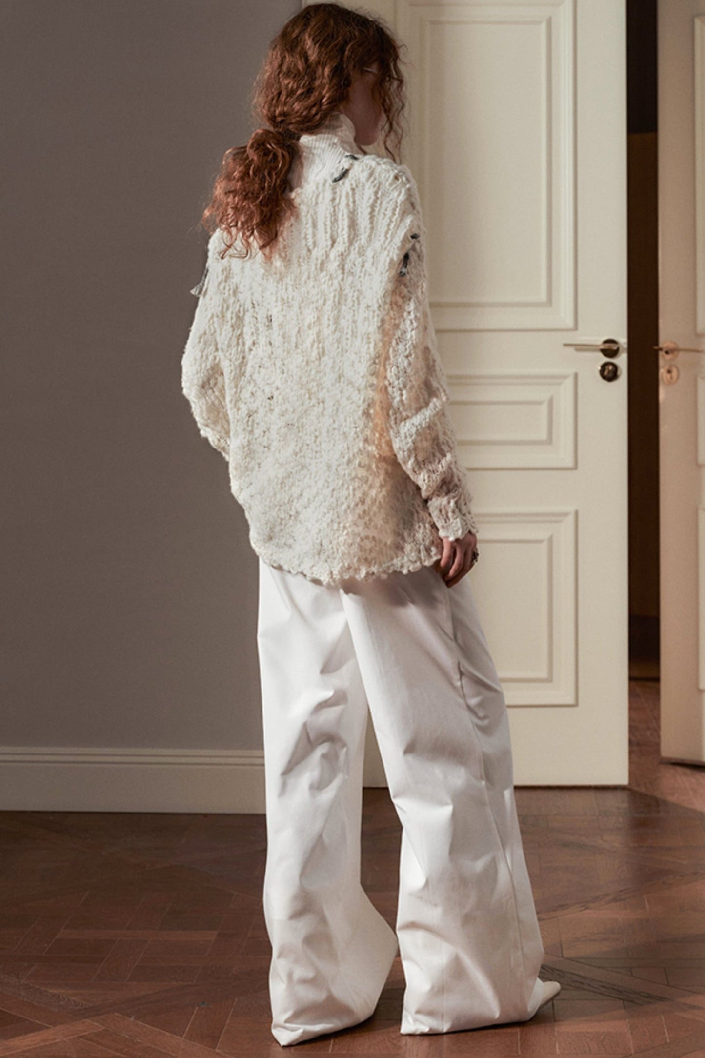 브이넥 컷아웃 염소털 스웨터