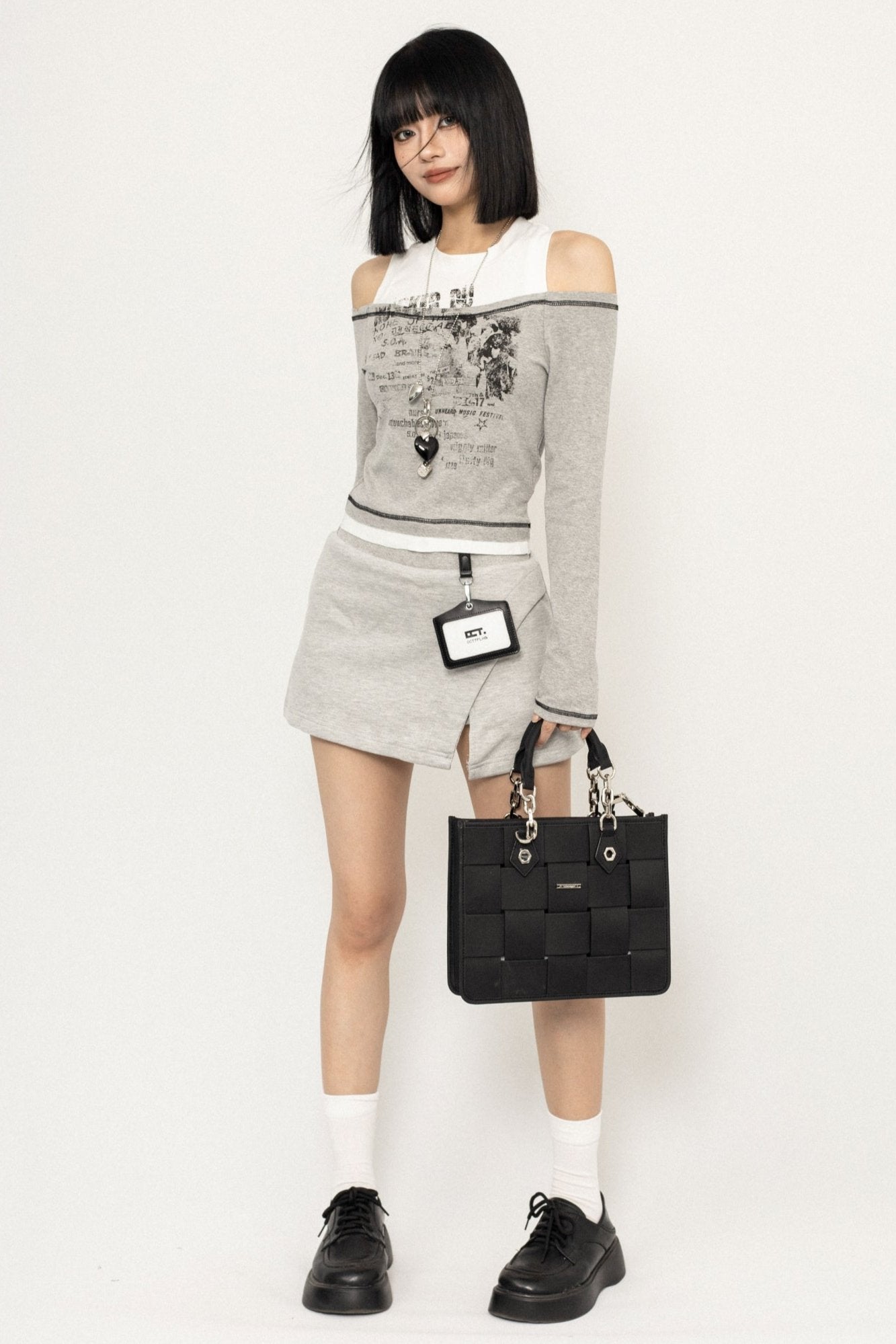 미국 오프 숄더 디자인 크롭탑