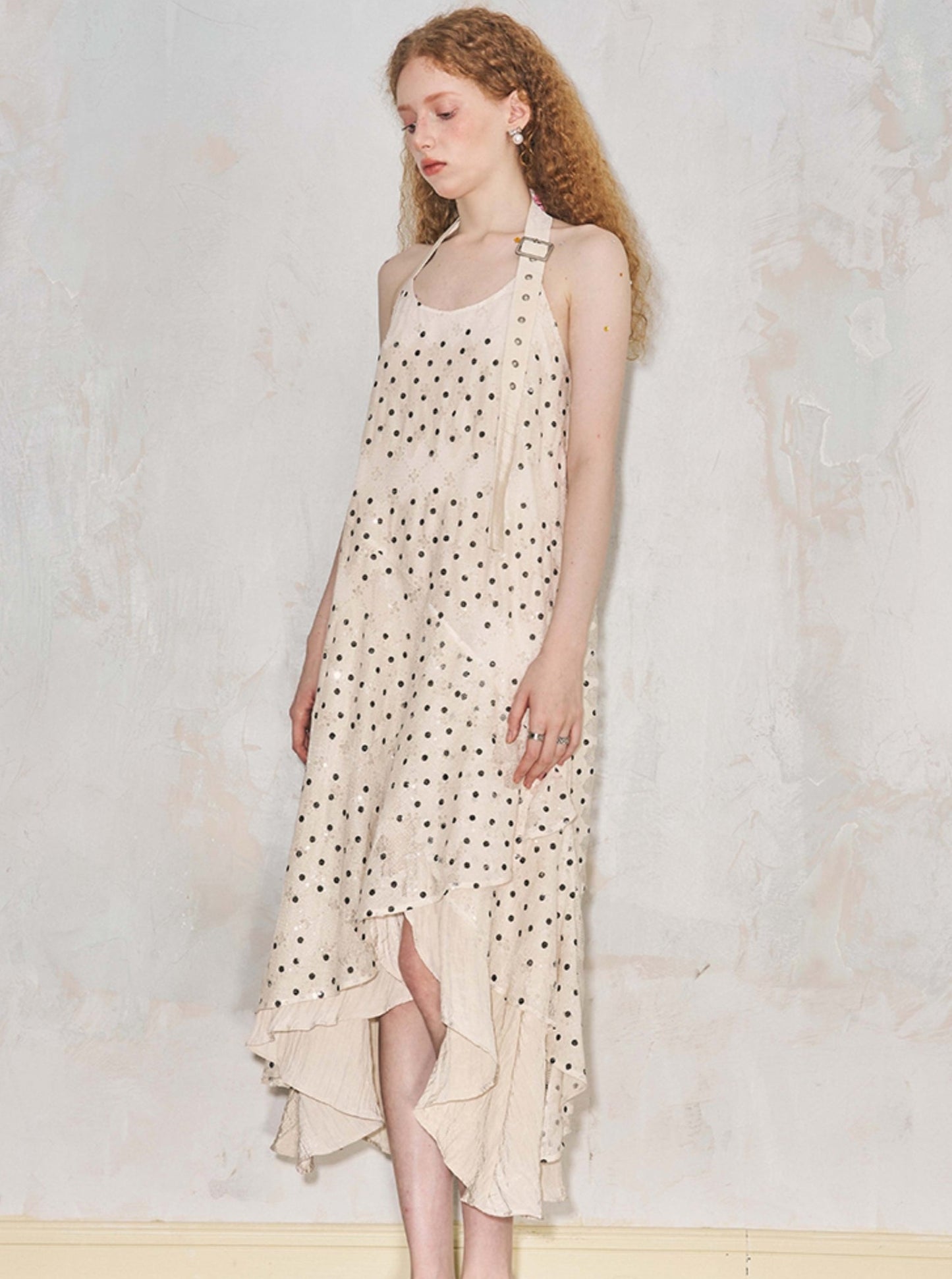 Unregelmäßiges ärmelloses Kleid mit Neckholder aus Spitze