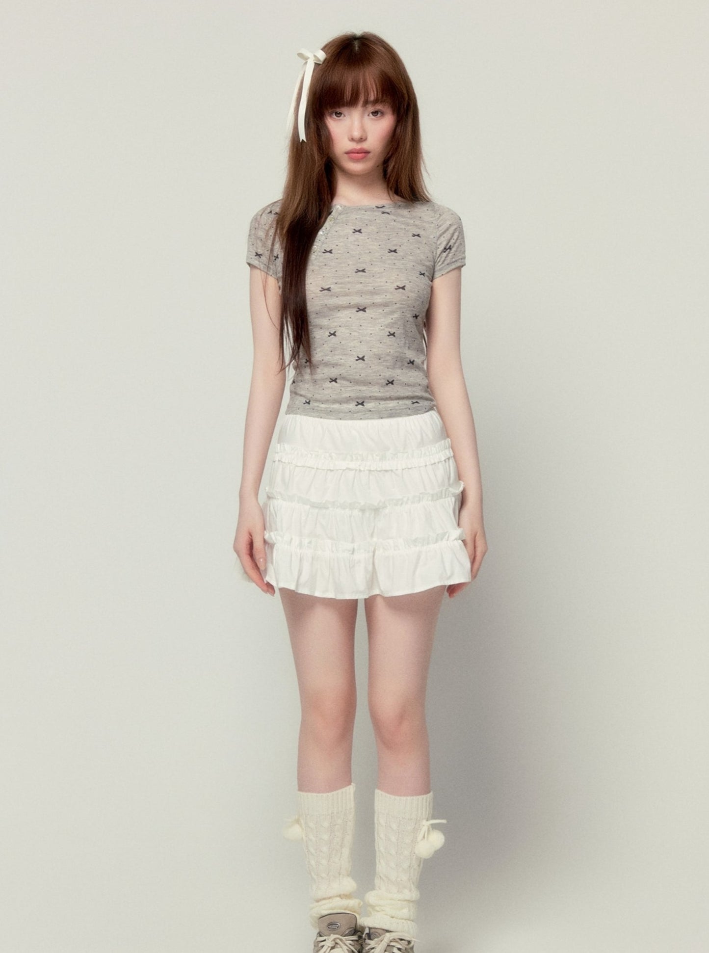 Graue Schalen-Schnallen-T-Shirt