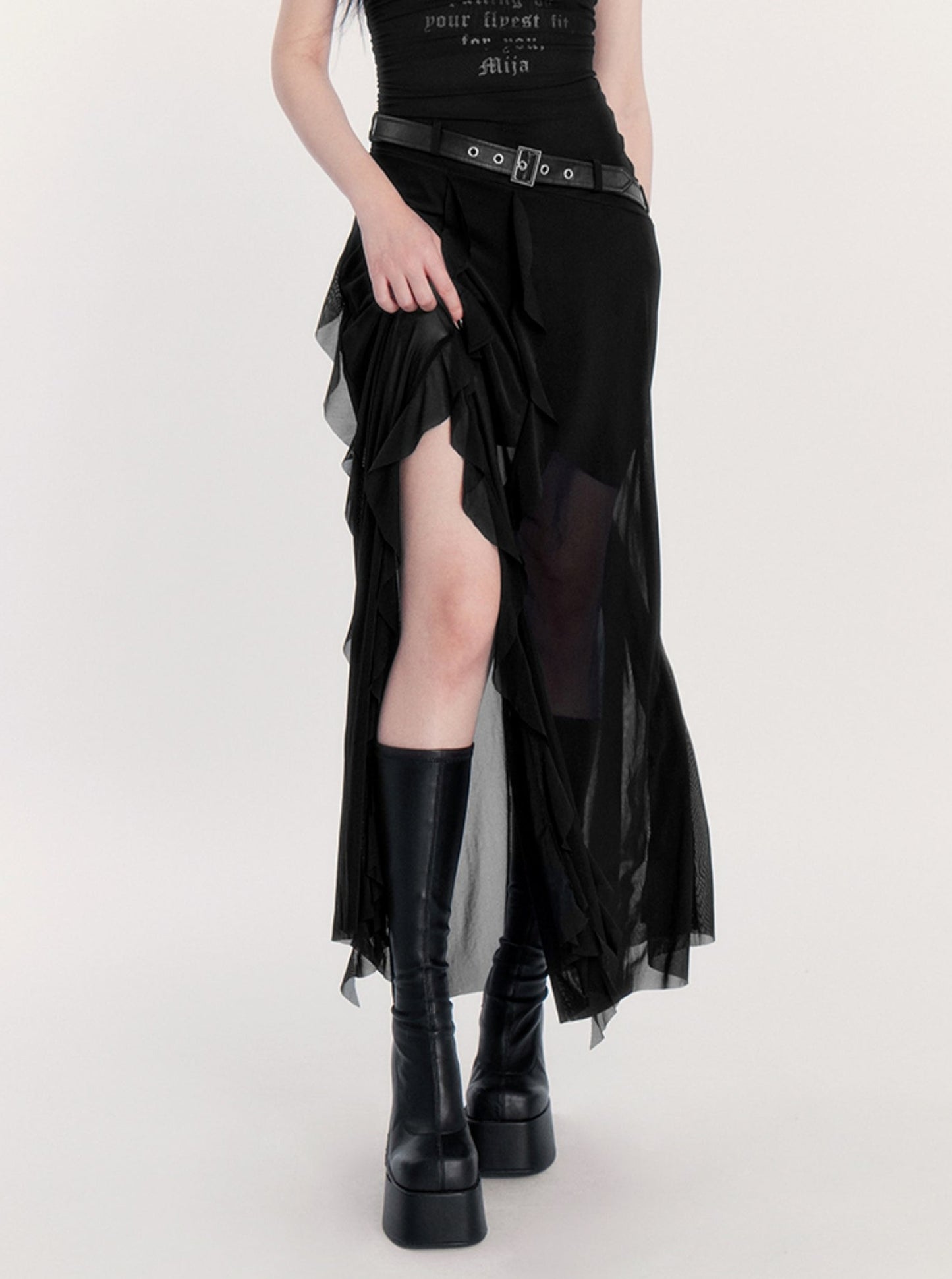 불규칙한 다층 드레스