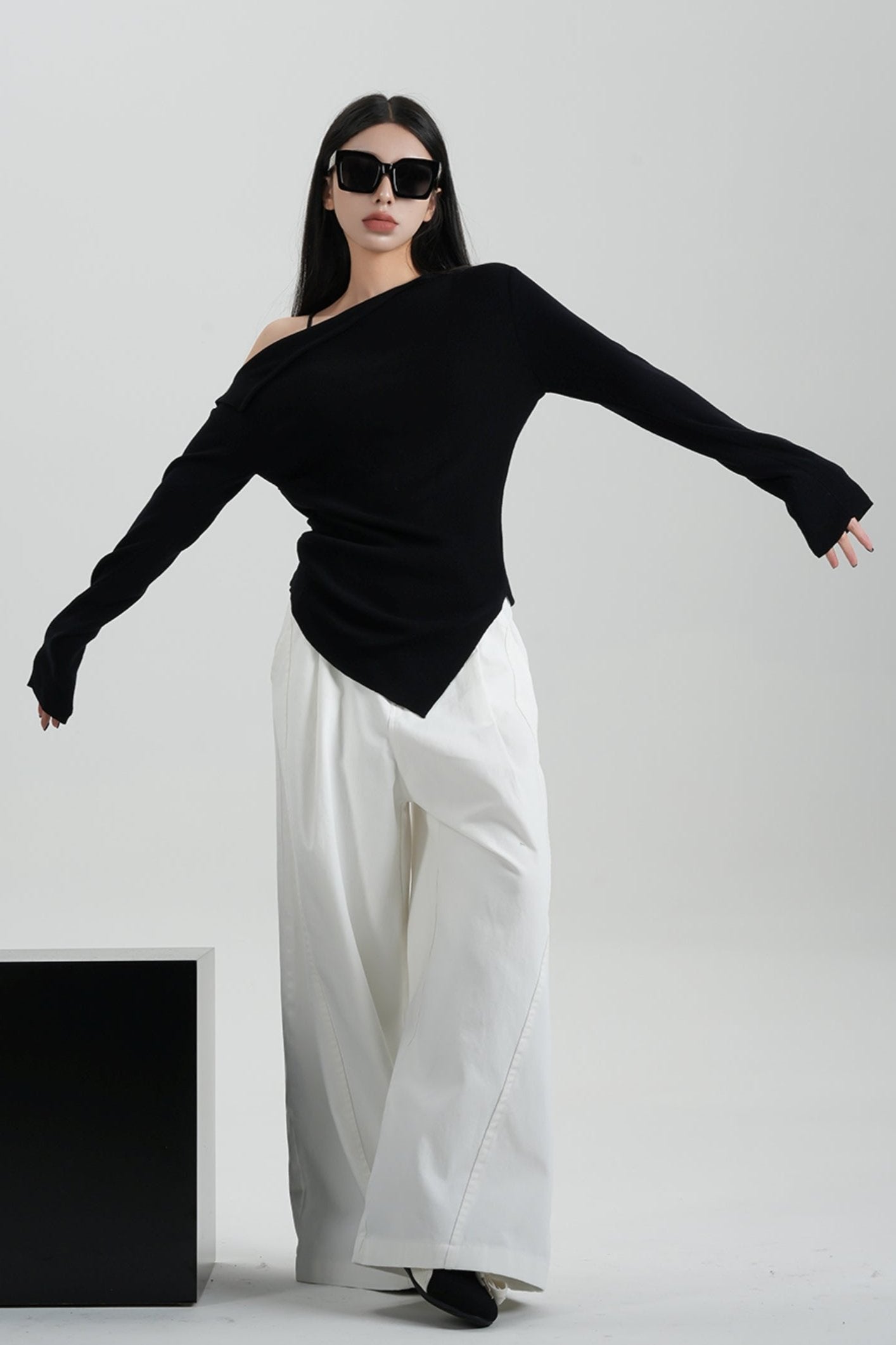 일자 넥라인 비스듬한 어깨 스웨터