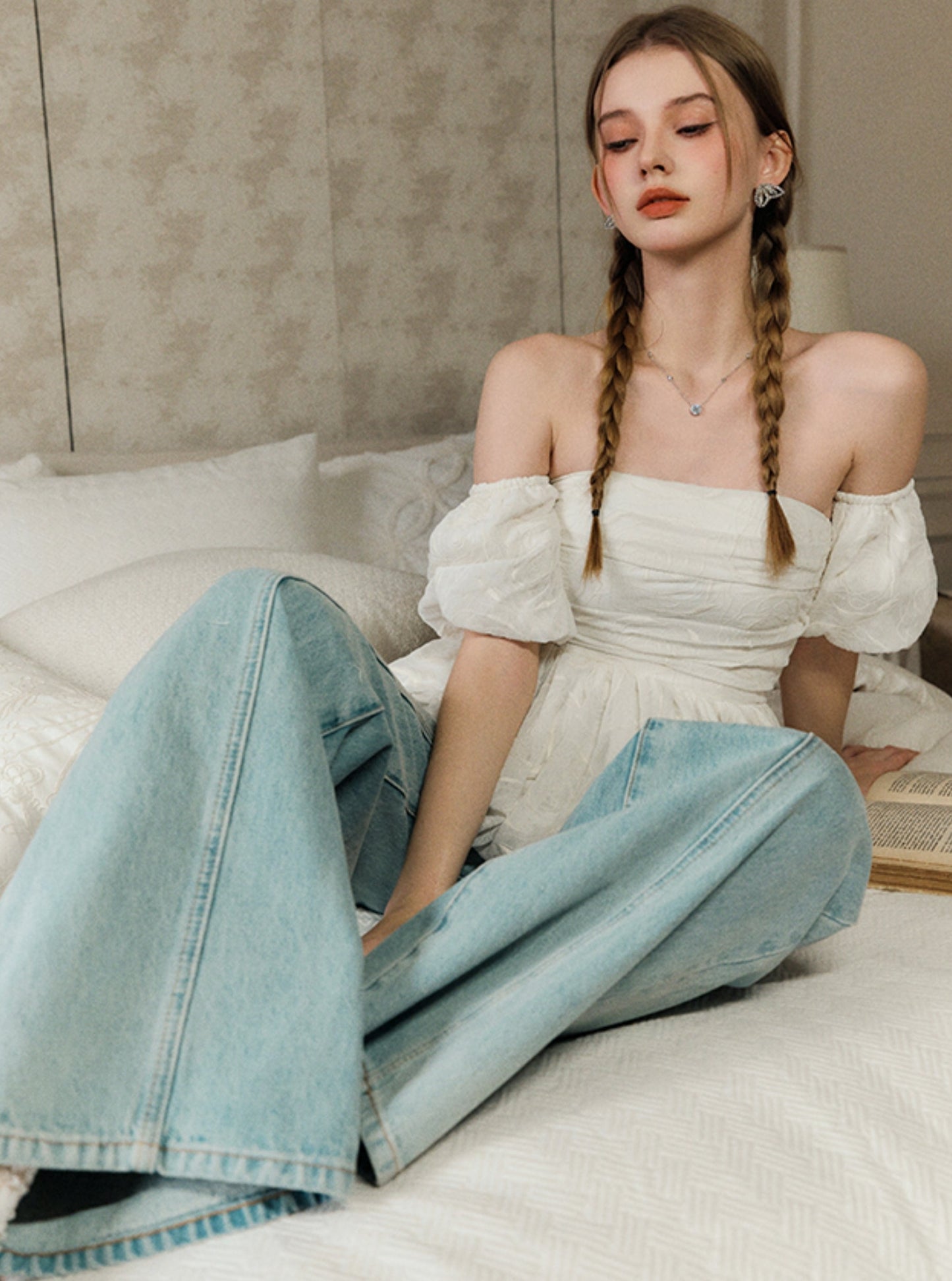 Slim Waist Flared Hip Jeans