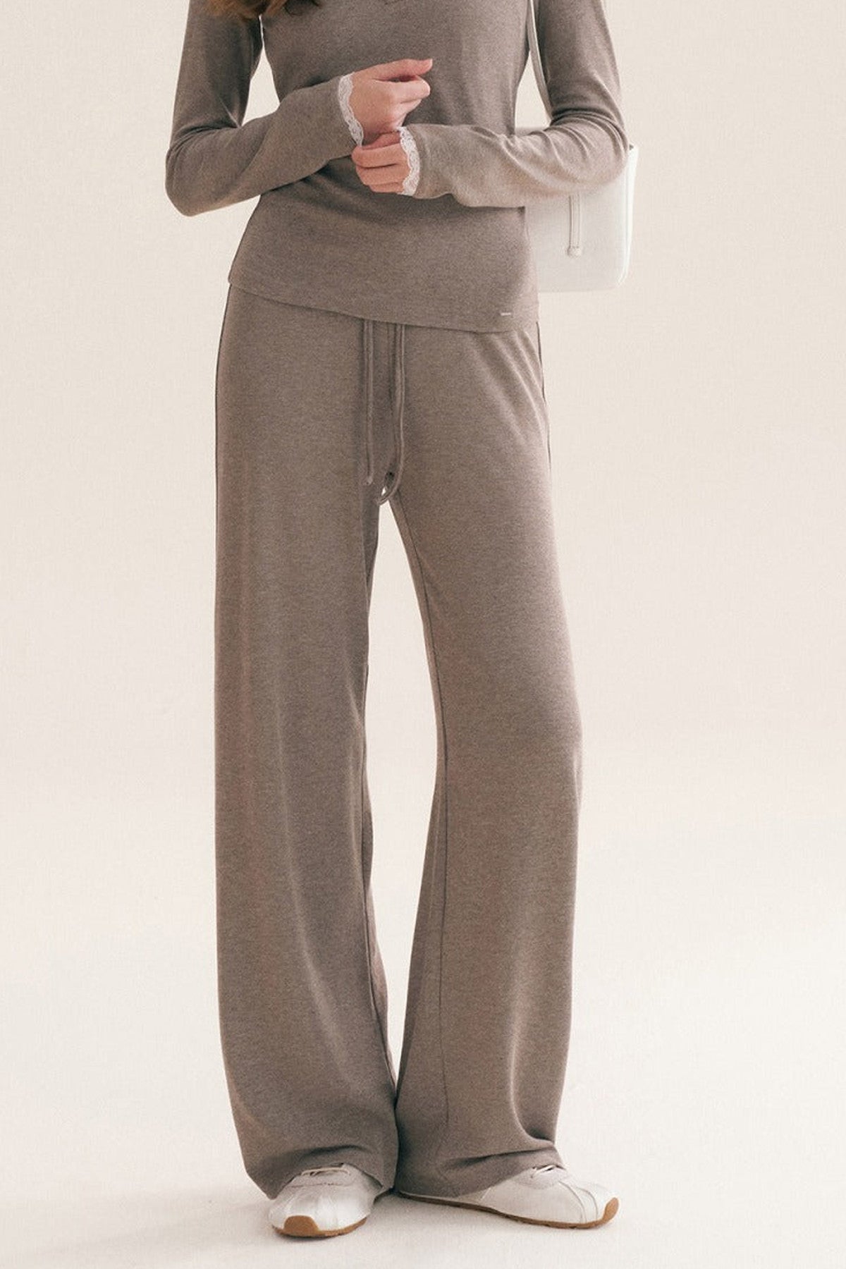 Completo con T-shirt con cappuccio e rifiniture in pizzo e pantaloni dritti