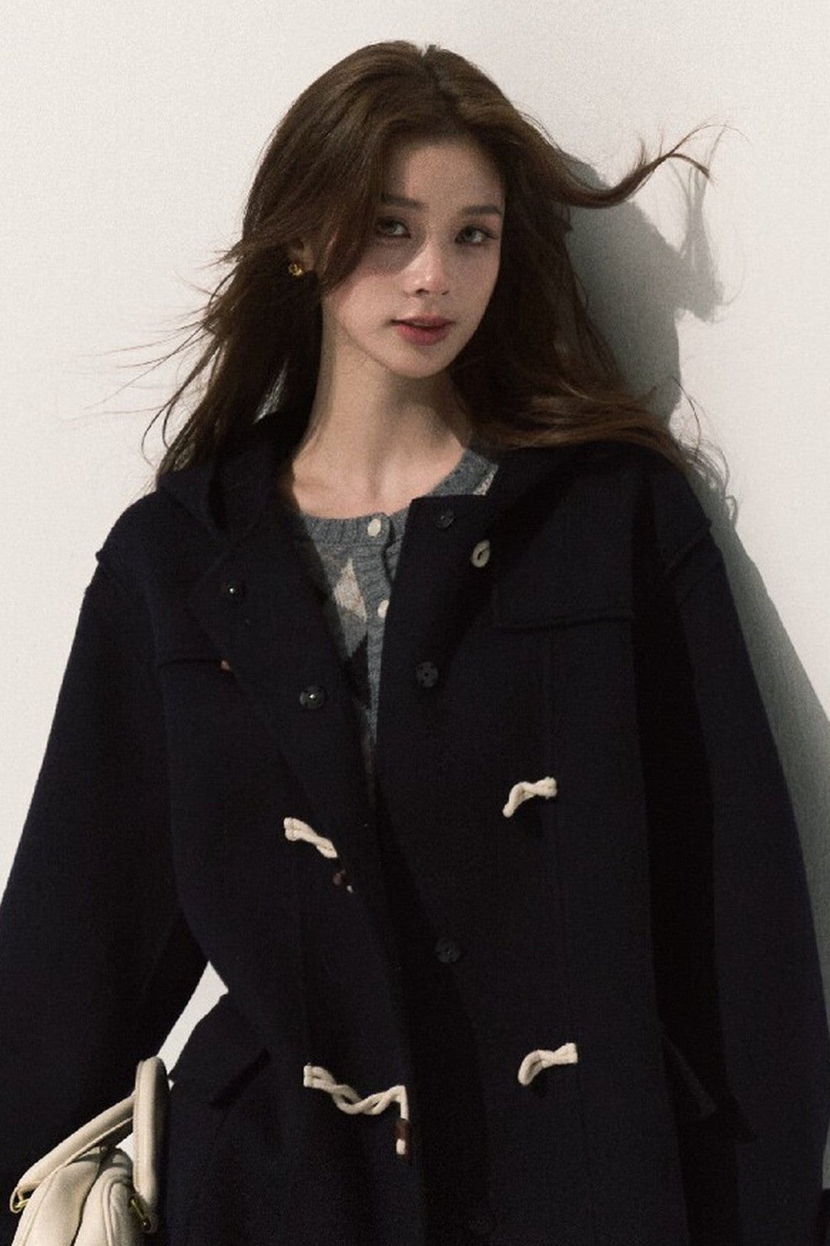 Manteau en laine à capuche avec brandebourgs