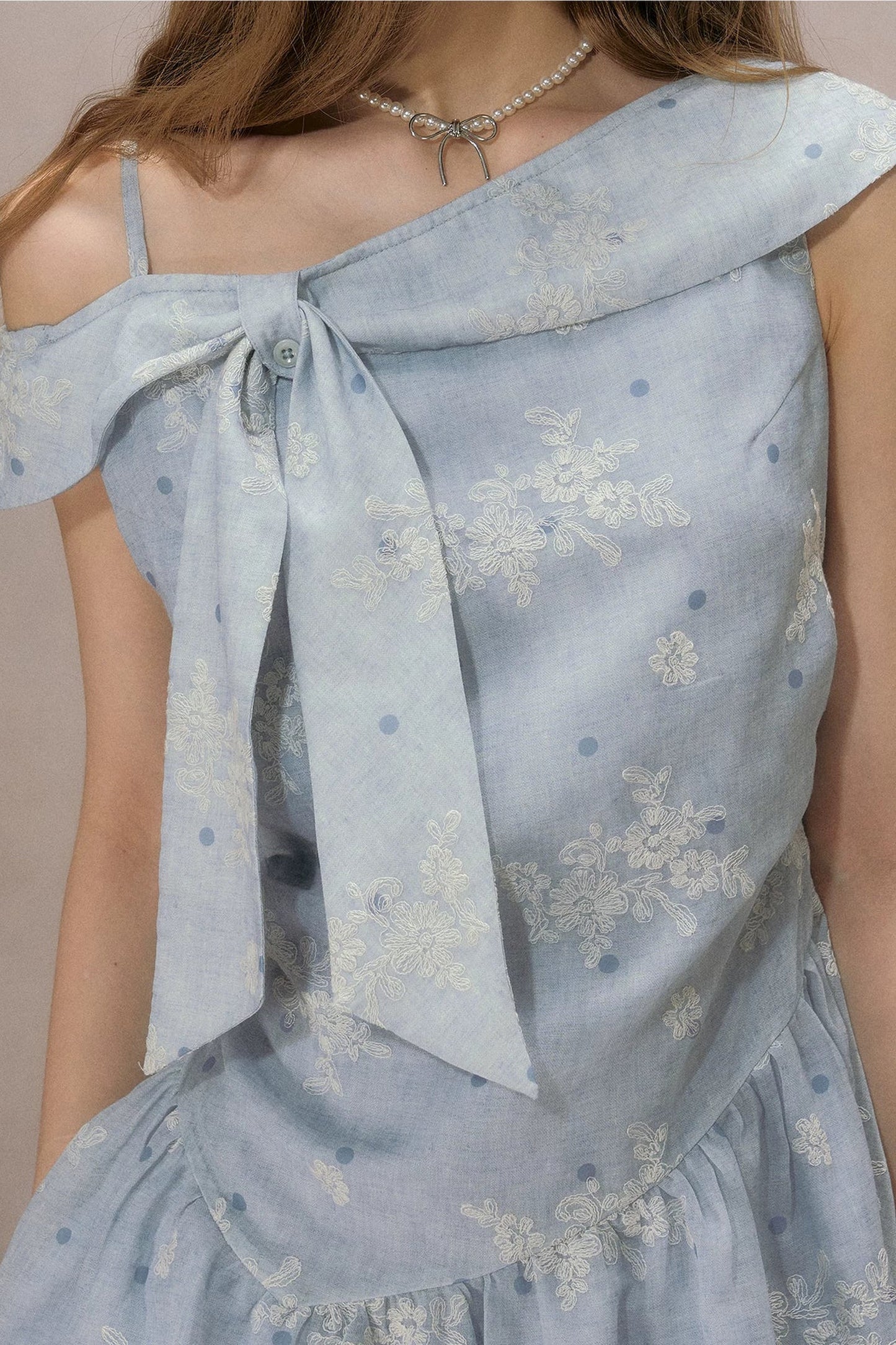 Lily schulterfreies gestreiftes Kleid
