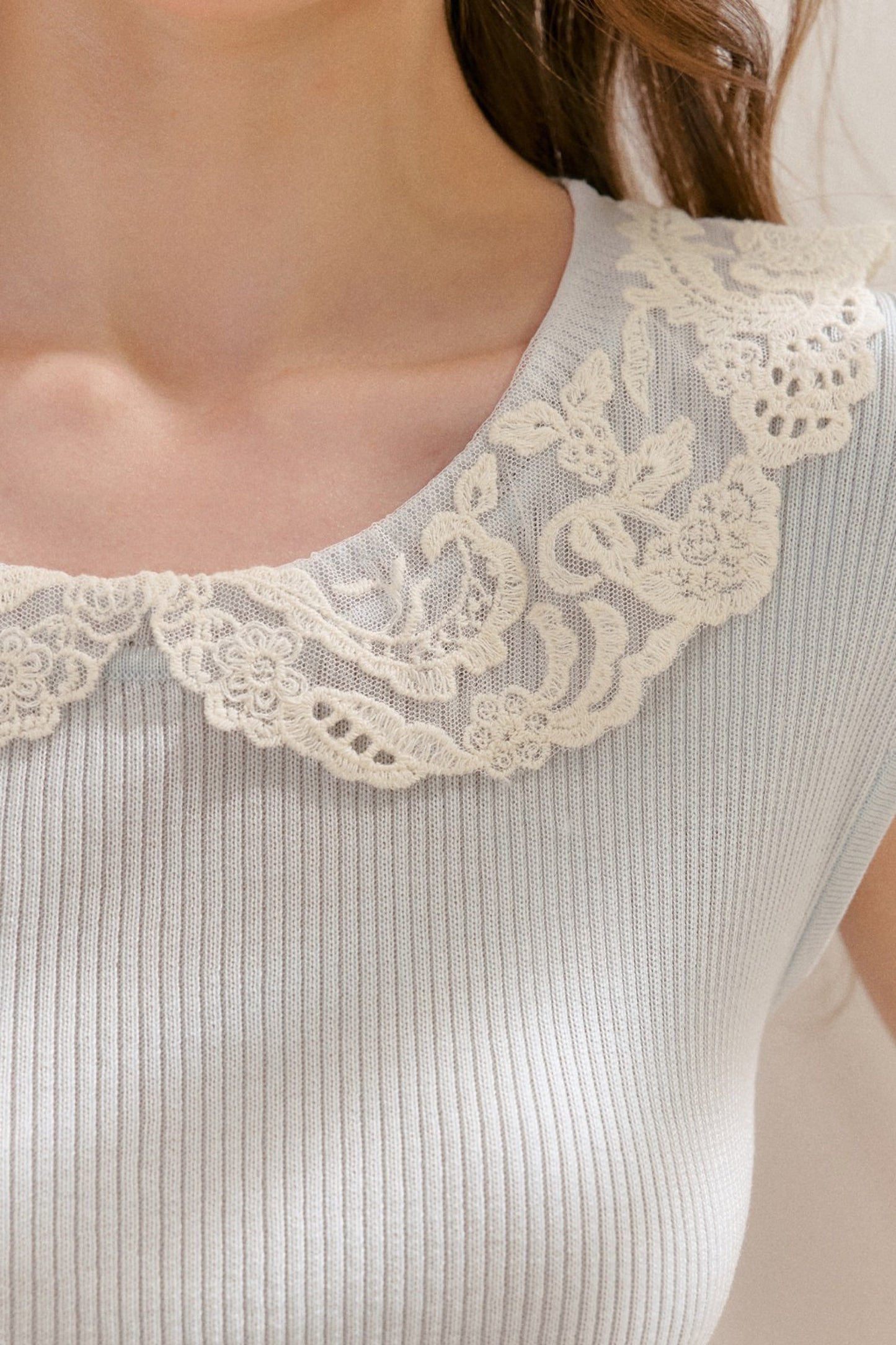 Maglia a maniche corte in 100% lyocell con colletto in pizzo