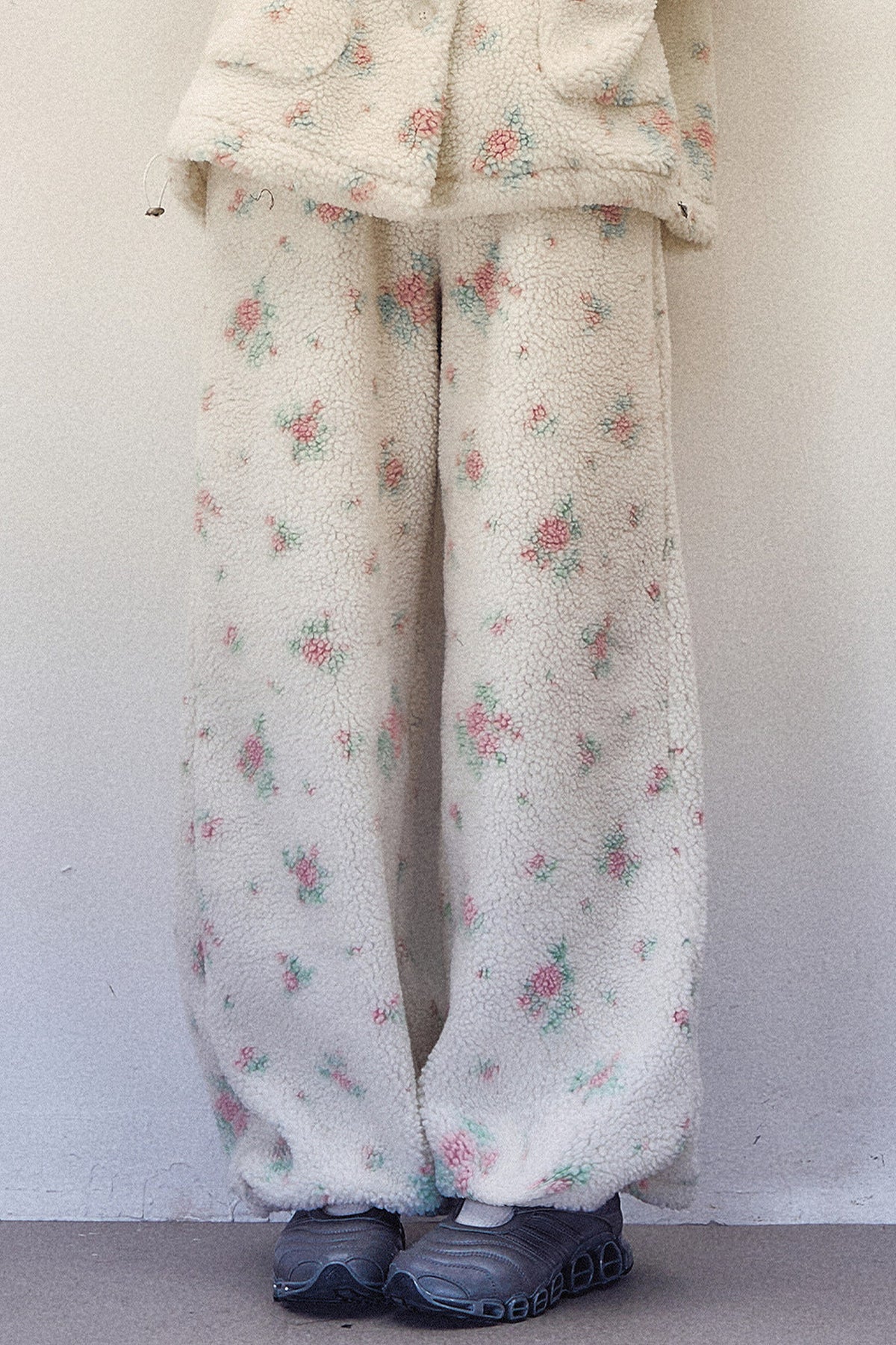 Blumen-Lammwolljacke und weite Hose mit elastischem Bund im Set