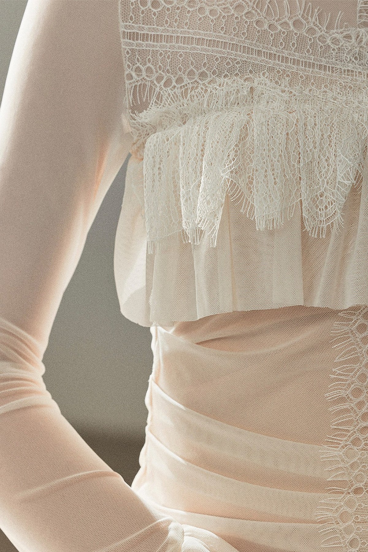 Blusa in pizzo trasparente con ruches e maniche svasate