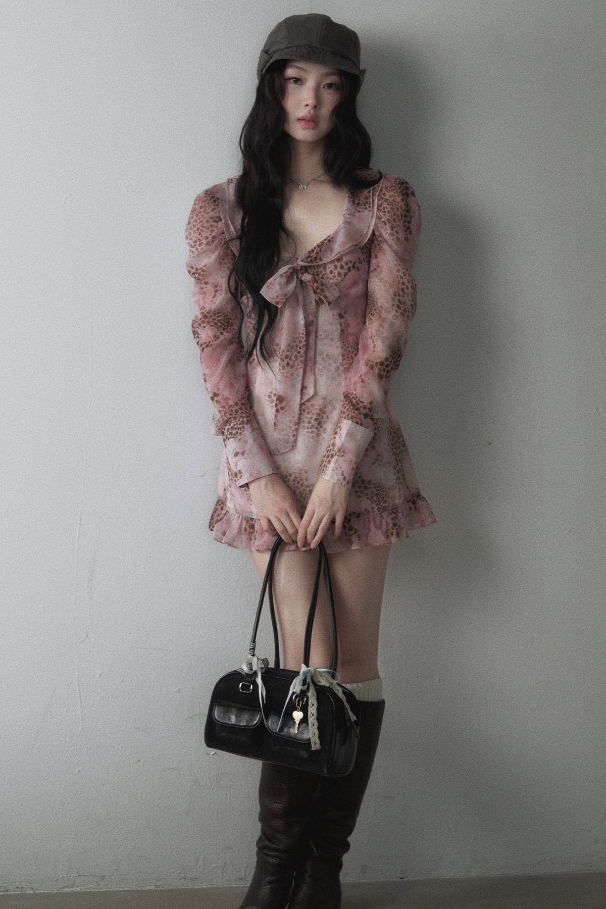 Abito rosa con stampa leopardata, fiocco e scollo a U