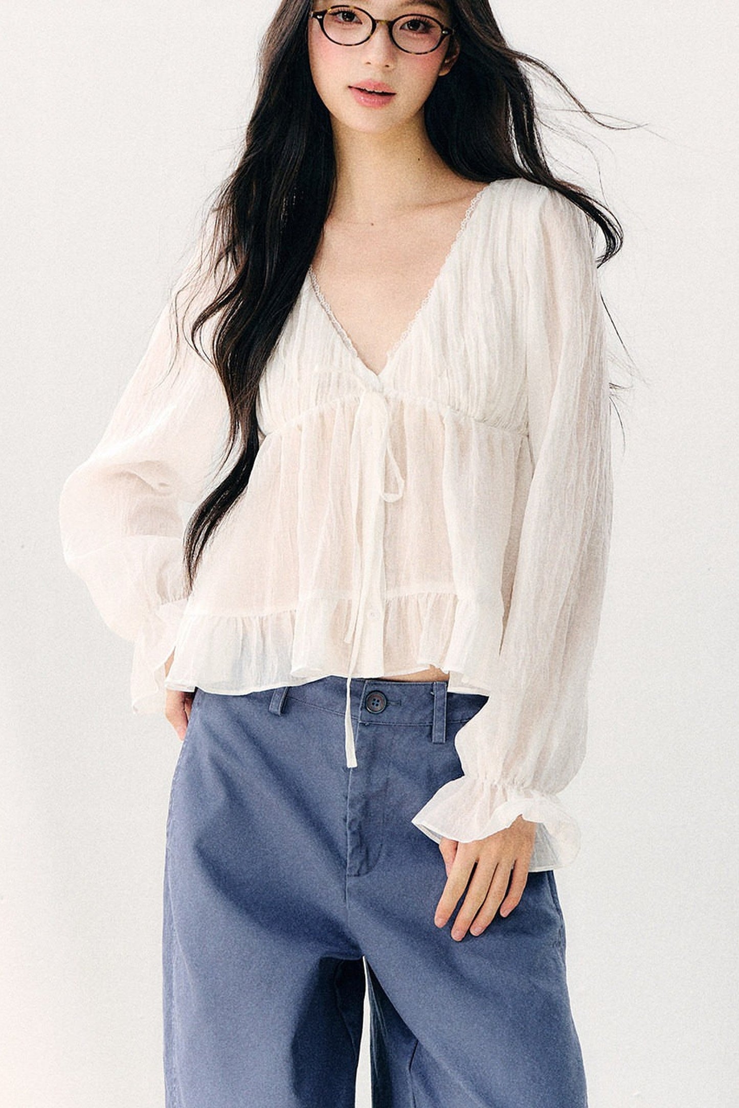 Blusa in voile con scollo a V, maniche lunghe, volant e fiocco al collo