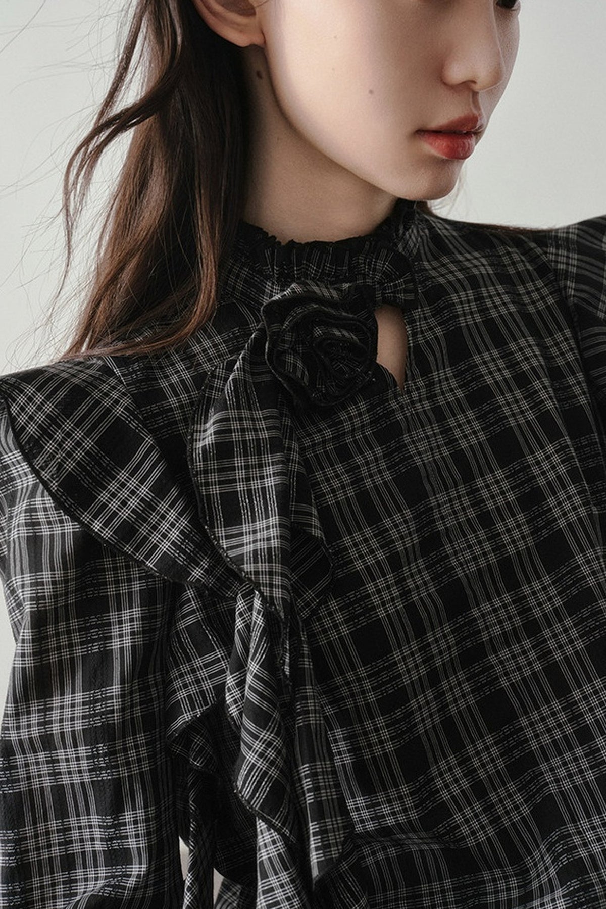 Conjunto de camisa de cuadros retro y falda midi