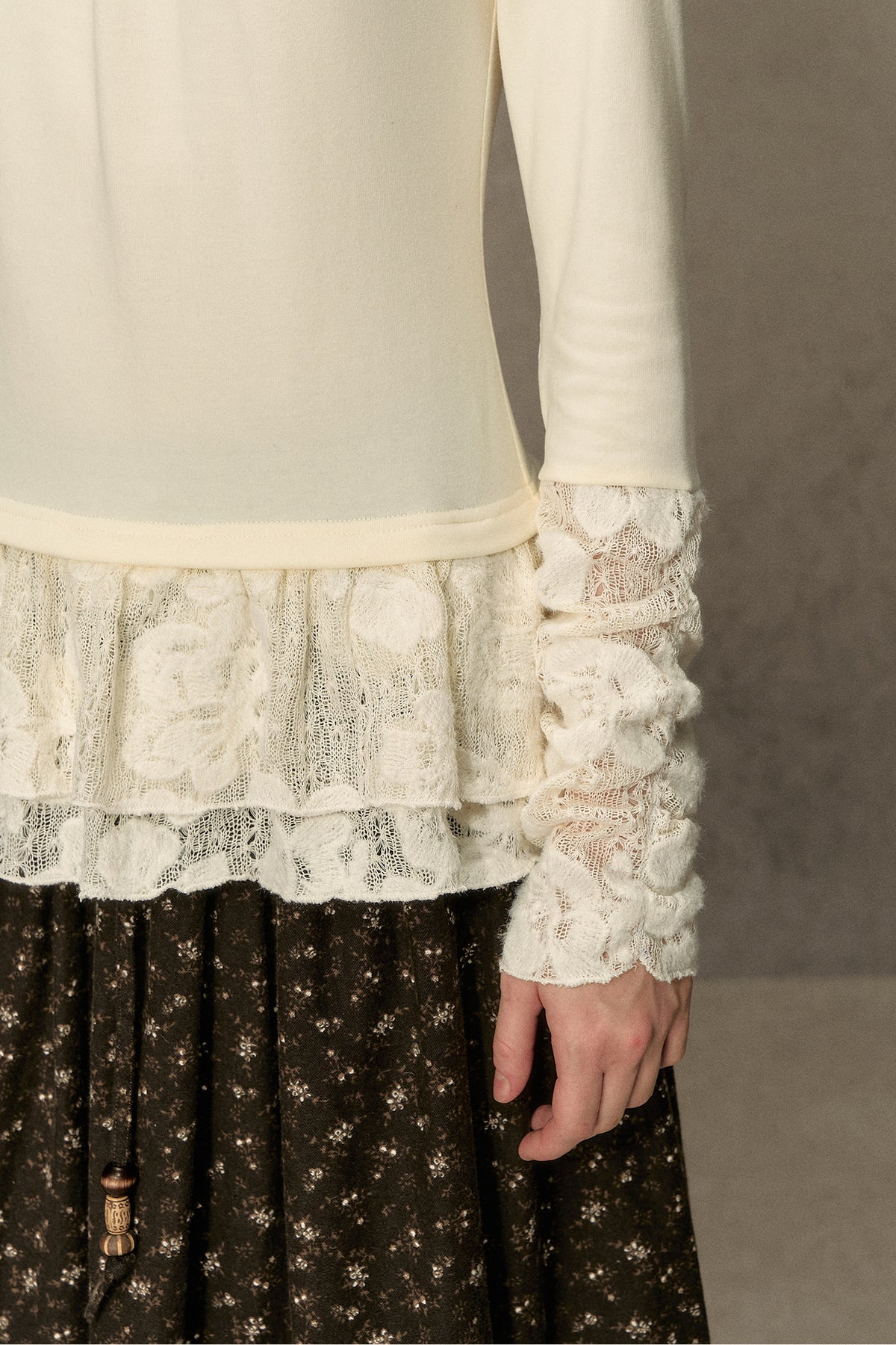 Base-Layer-Oberteil mit hohem Kragen und Spitzenbesatz