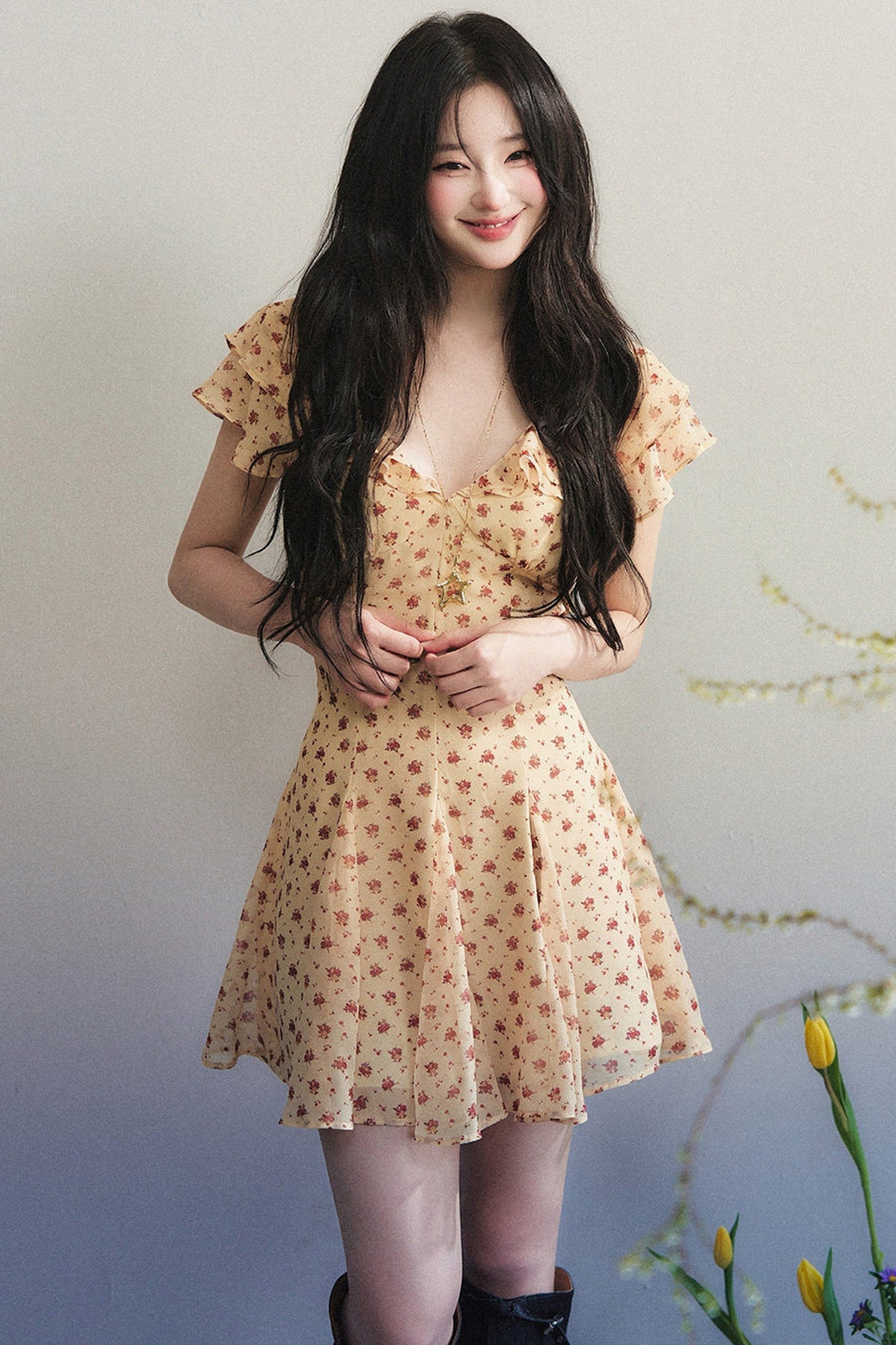 Vestido plisado de gasa floral con cuello en V y volantes