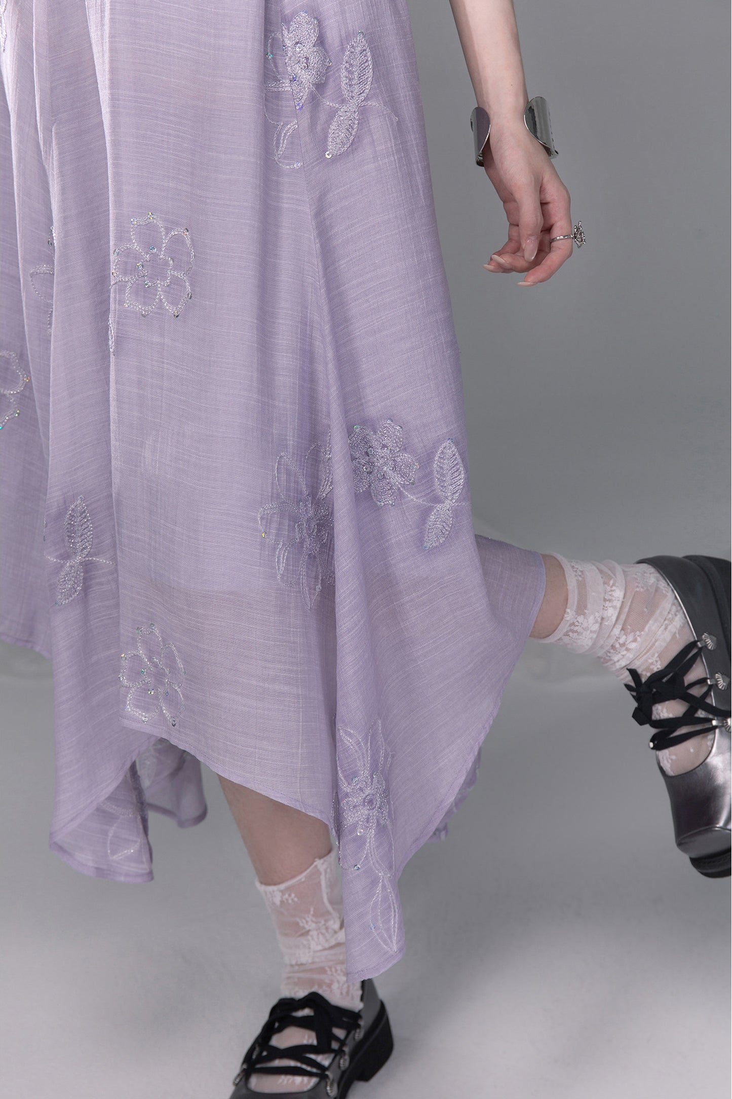 Set aus violettem Pailletten-Camisole und Kleid mit asymmetrischem Saum