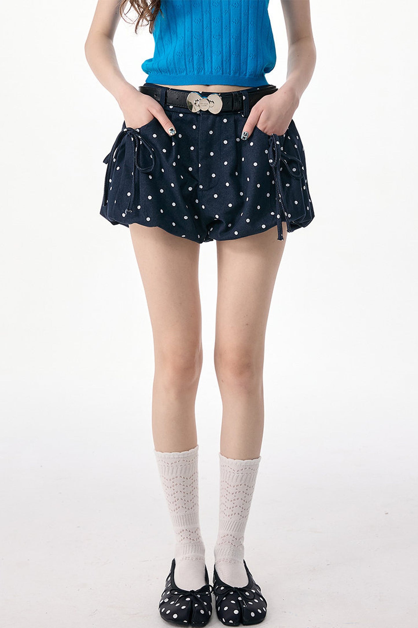 Dunkelblaue gepunktete Shorts mit hoher Taille