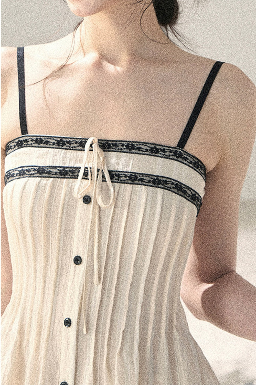 Asymmetrisches Trägerhemd mit Raffung und Spitze