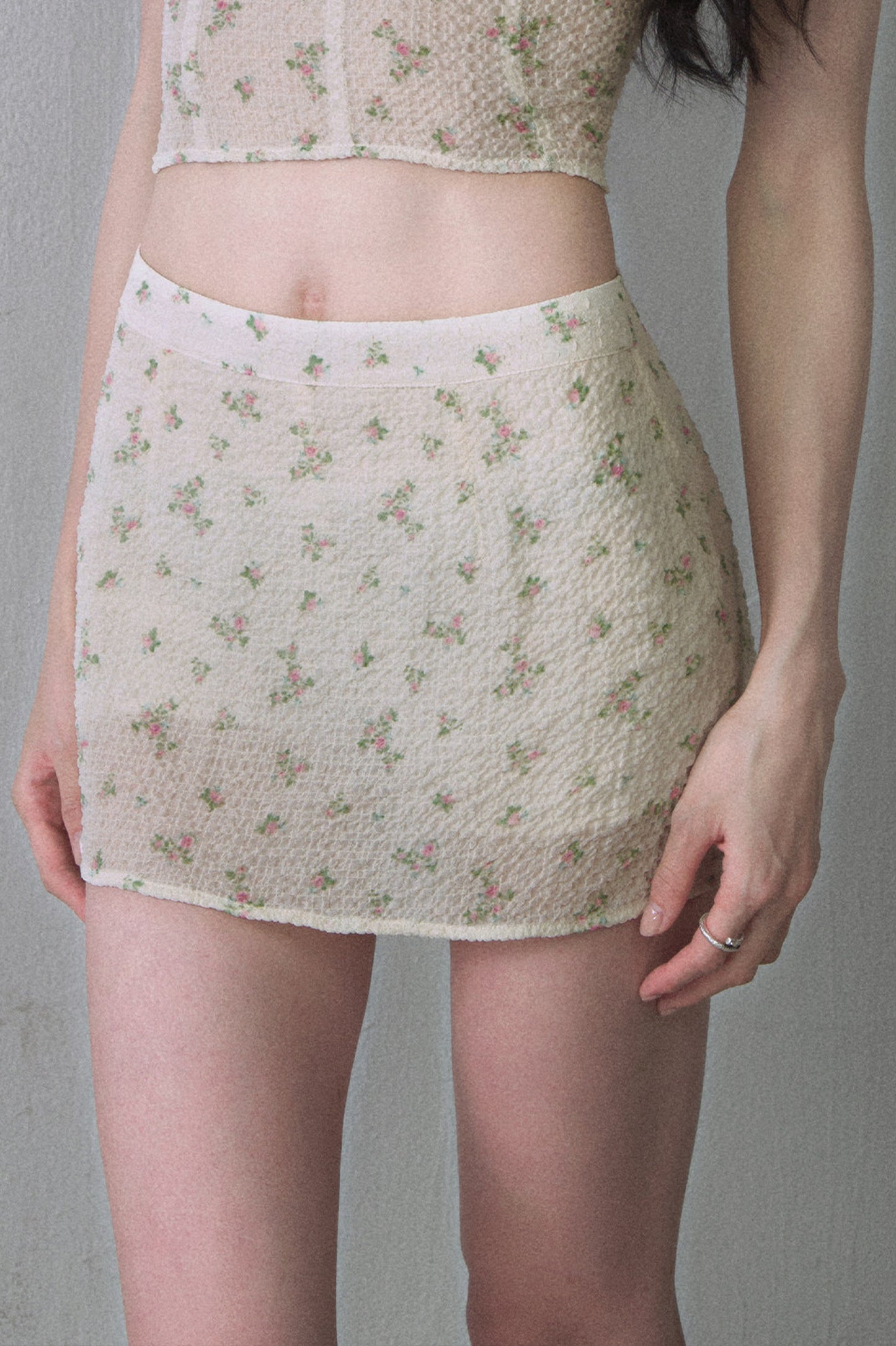 Kurzärmeliges Crop-Top mit Blumenmuster und eckigem Ausschnitt und hüftbetonter Rock im Set