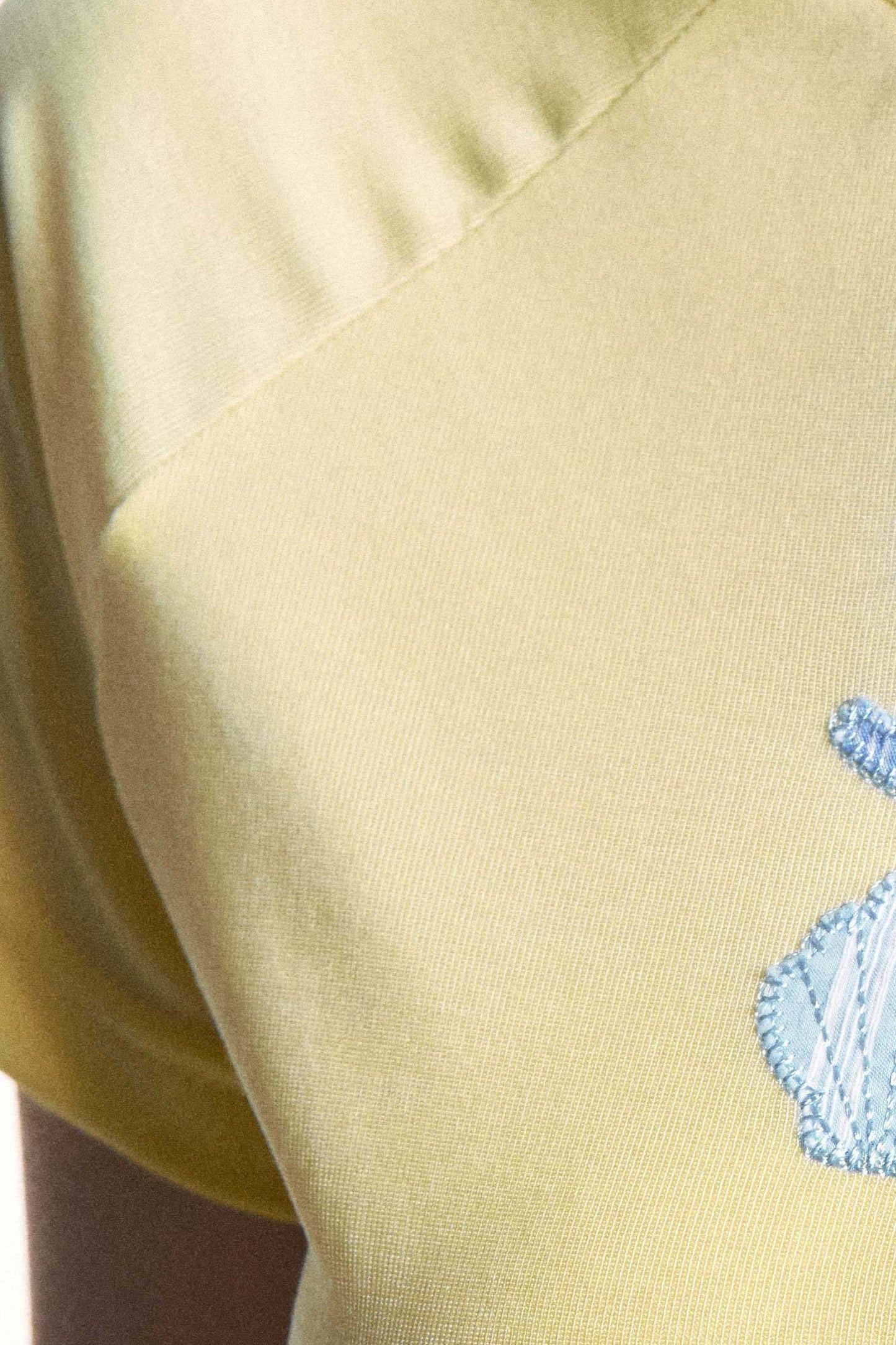 Maglia in lyocell con applicazione dallo stile fanciullesco