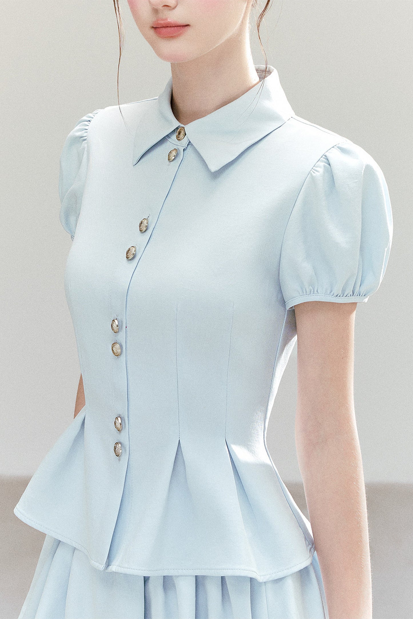 Completo camicia a maniche a sbuffo e gonna azzurro chiaro