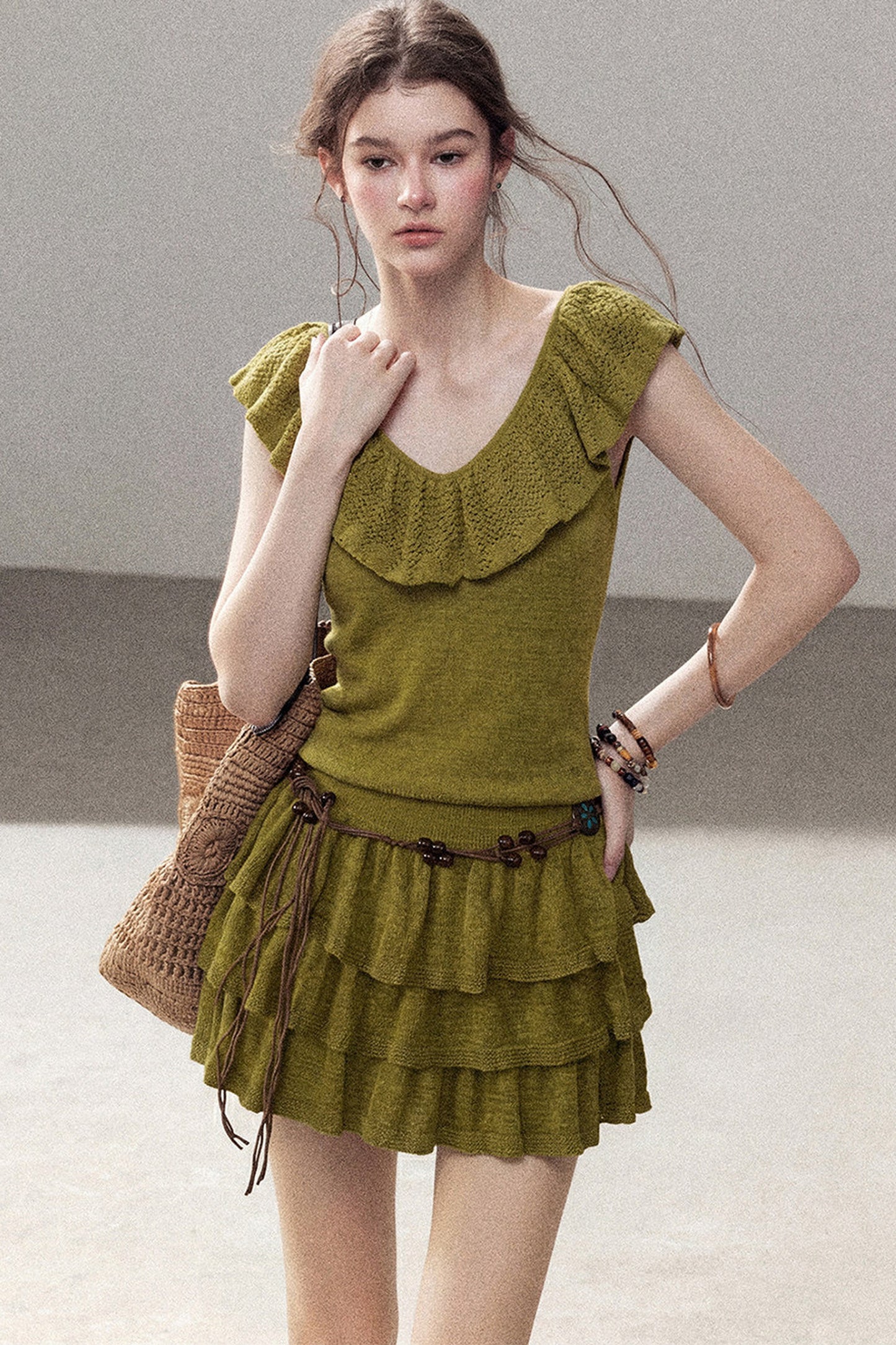 Set aus gestricktem Stufenkleid mit V-Ausschnitt